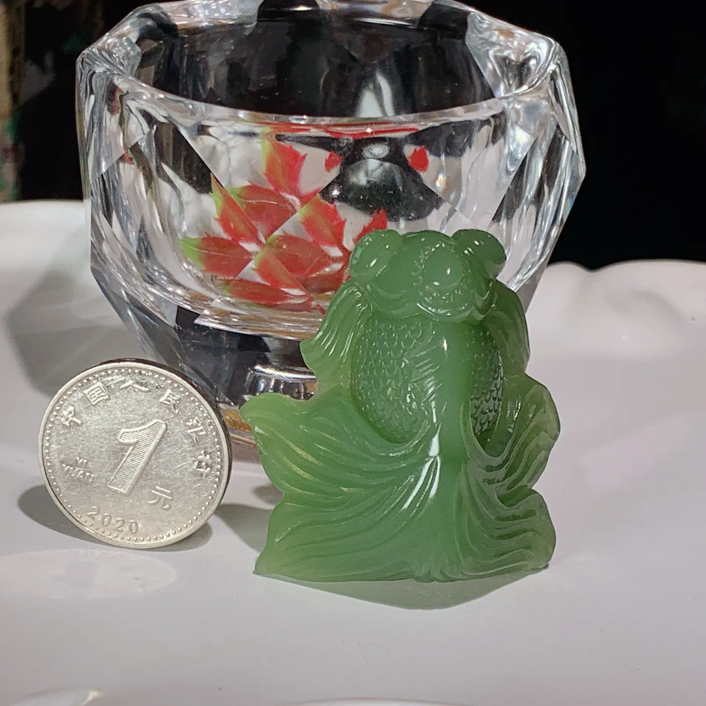 和田玉阳绿俄罗斯碧玉金玉满堂金鱼挂件。尺寸39/37/14重25克。玉质细腻油润。手推出油。佩戴高端典雅。lt251031