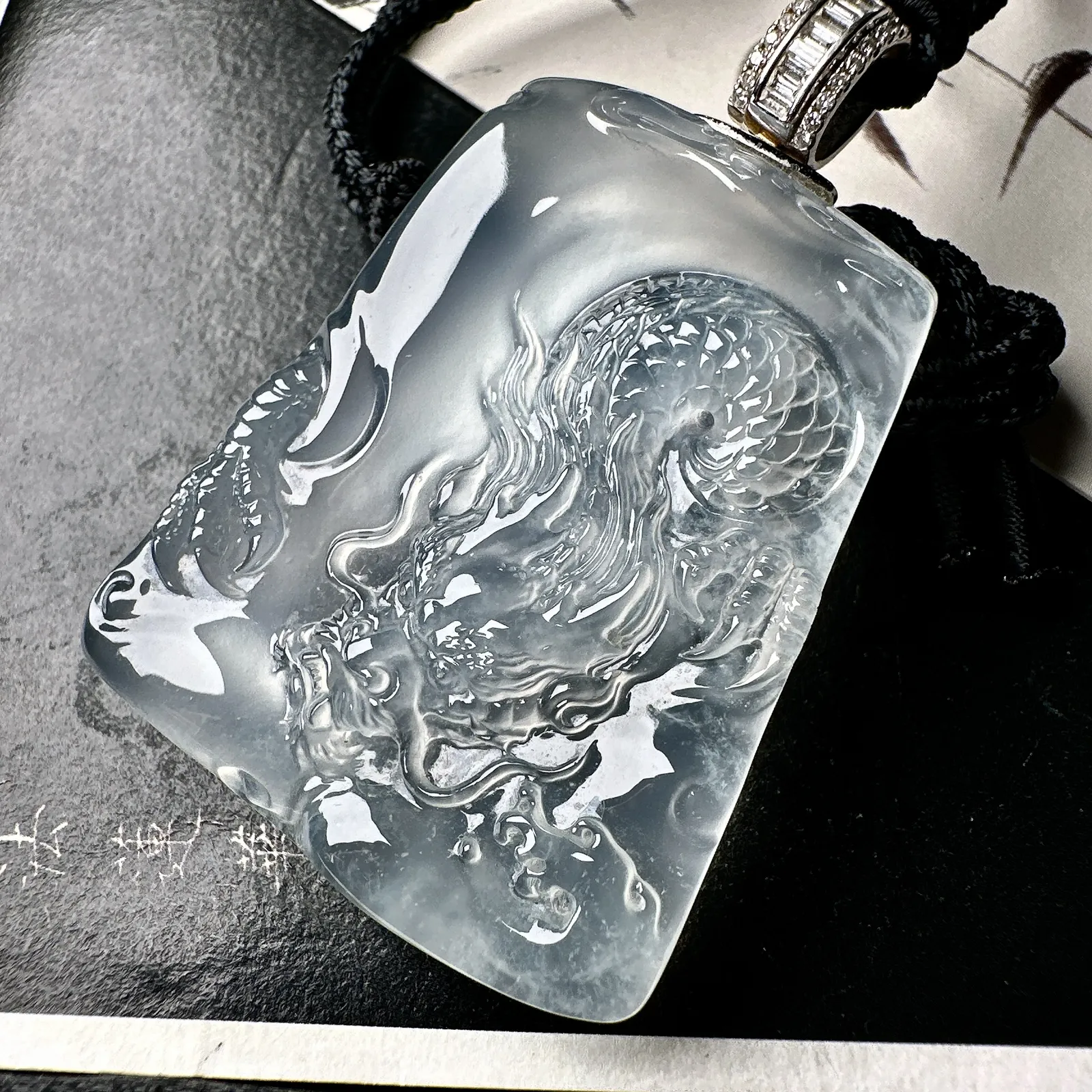 【冰种龙牌】冰润细腻，冰感好，质地很不错。雕工精细，佩戴效果好，18k金钻镶嵌，裸石尺寸44*35.4*6.8毫米