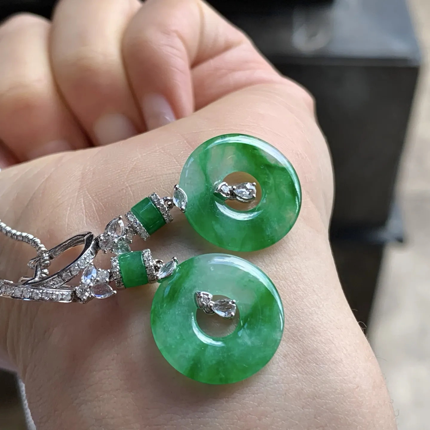 辣绿色耳钩^_^颜色鲜艳