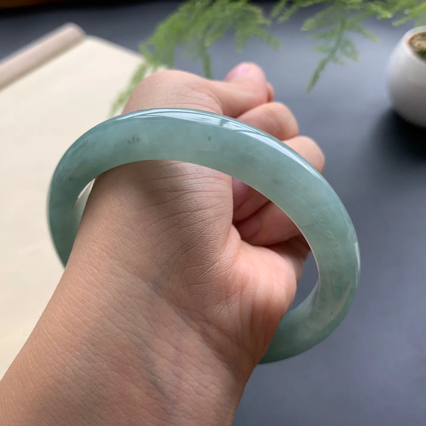 60.5圈口油绿正圈手镯 尺寸：60.5-11.3-9，无纹裂，细腻光滑，色泽均匀