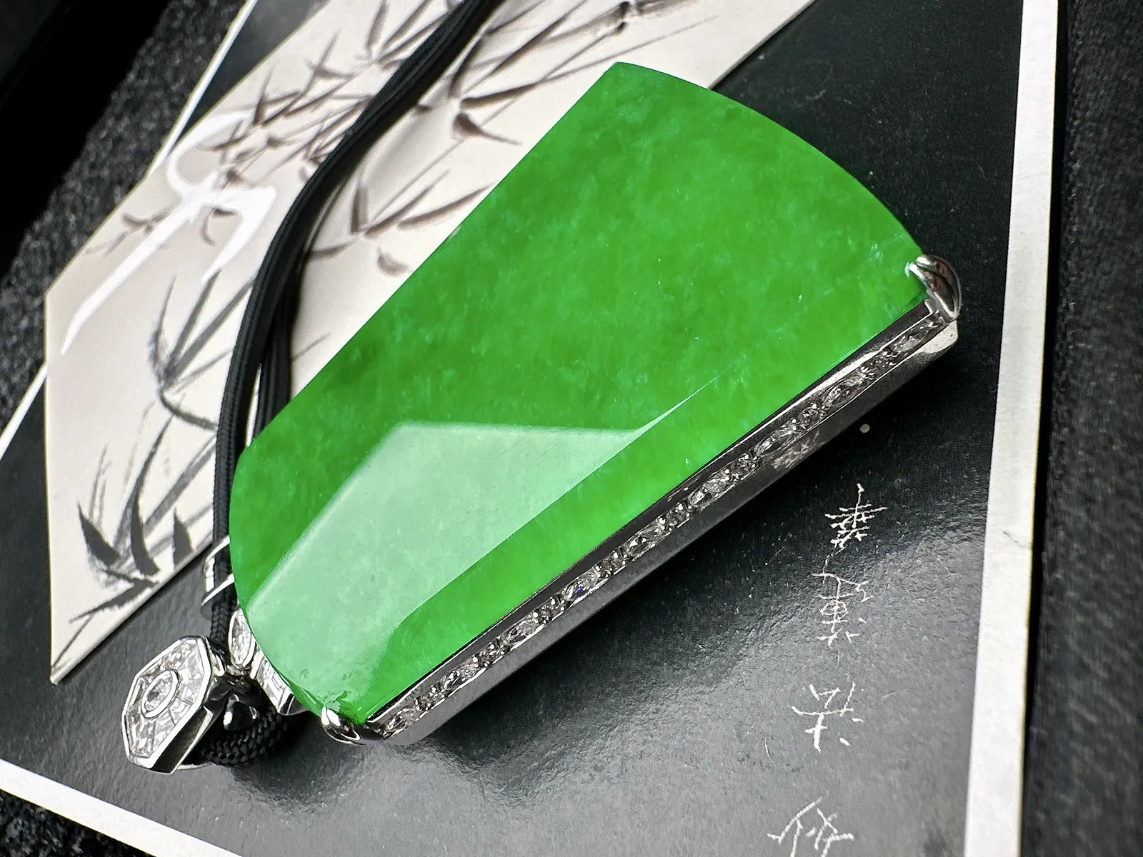 【冰种阳绿缅料大无事牌】珍藏级别，实物更漂亮，阳绿色泽。18k金钻镶嵌，裸石尺寸54.2*41.8*4.3毫米
