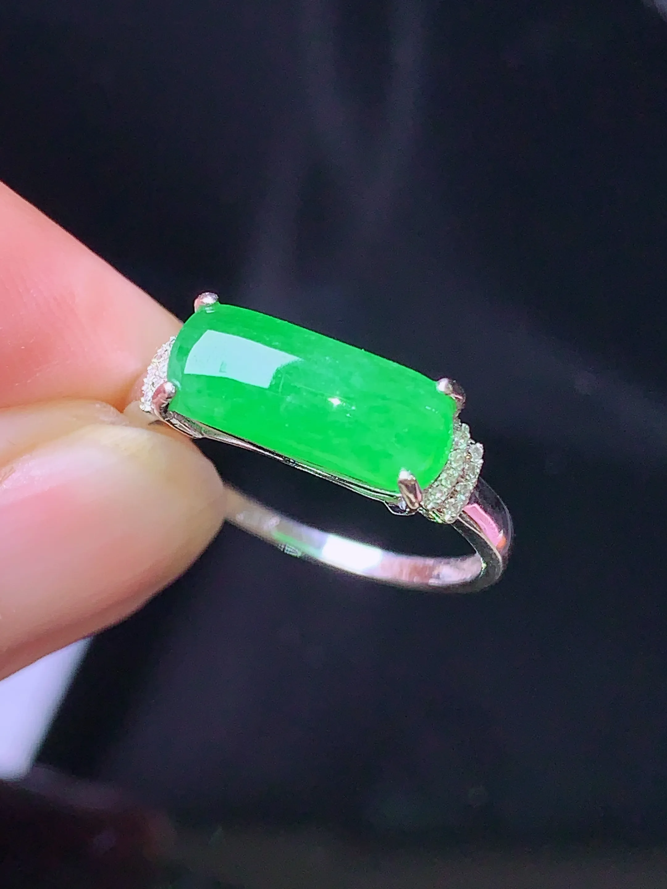 18k金钻镶嵌翠绿玉柱戒指 玉质细腻 色泽清新艳丽 圈口15 整体尺寸5.2*12.5*3.6