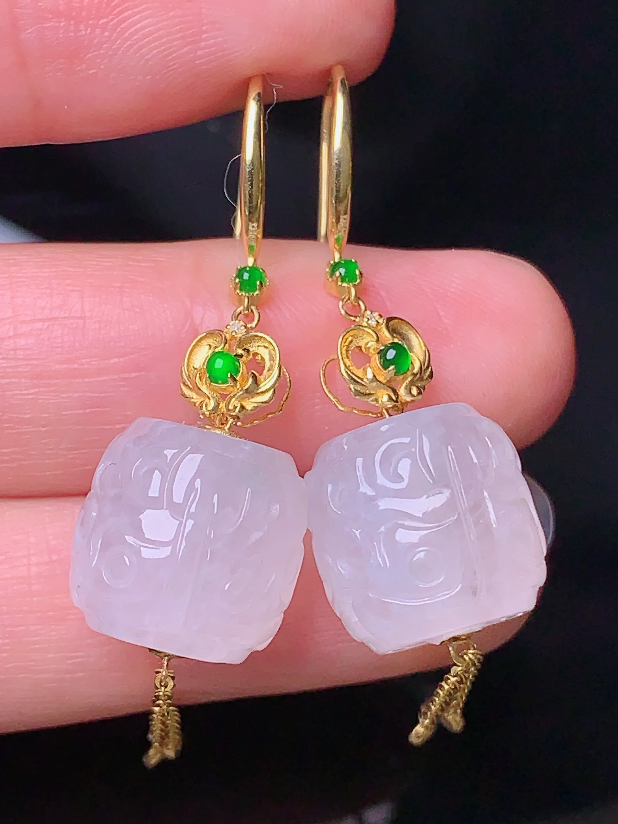 18k金镶嵌雕花路路通耳坠 玉质细腻 色泽清新艳丽 整体尺寸12.5*12.5*12