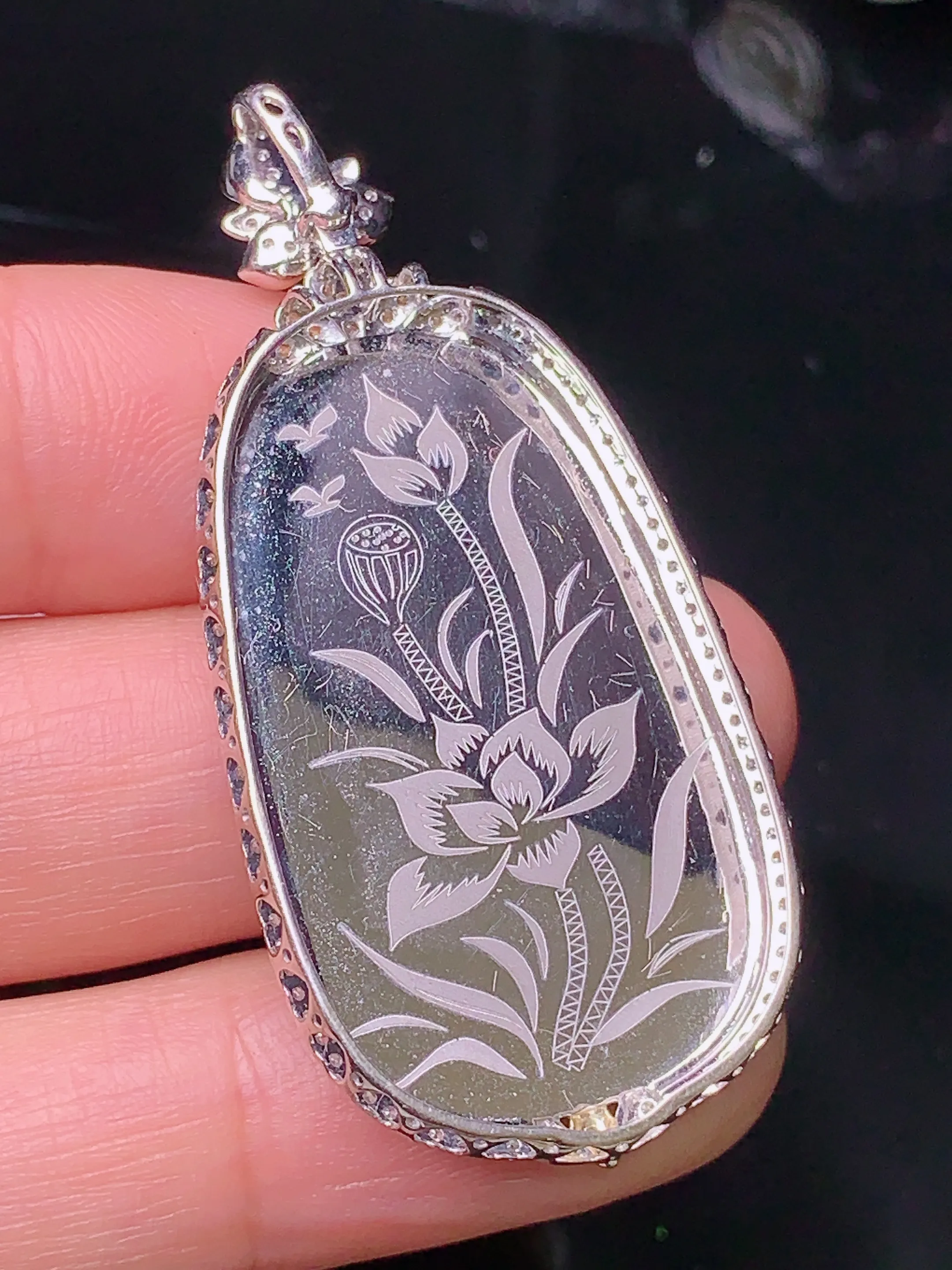 18k金钻镶嵌翠绿如意吊坠 玉质细腻 色泽清新艳丽 整体尺寸48*22.3*6.2