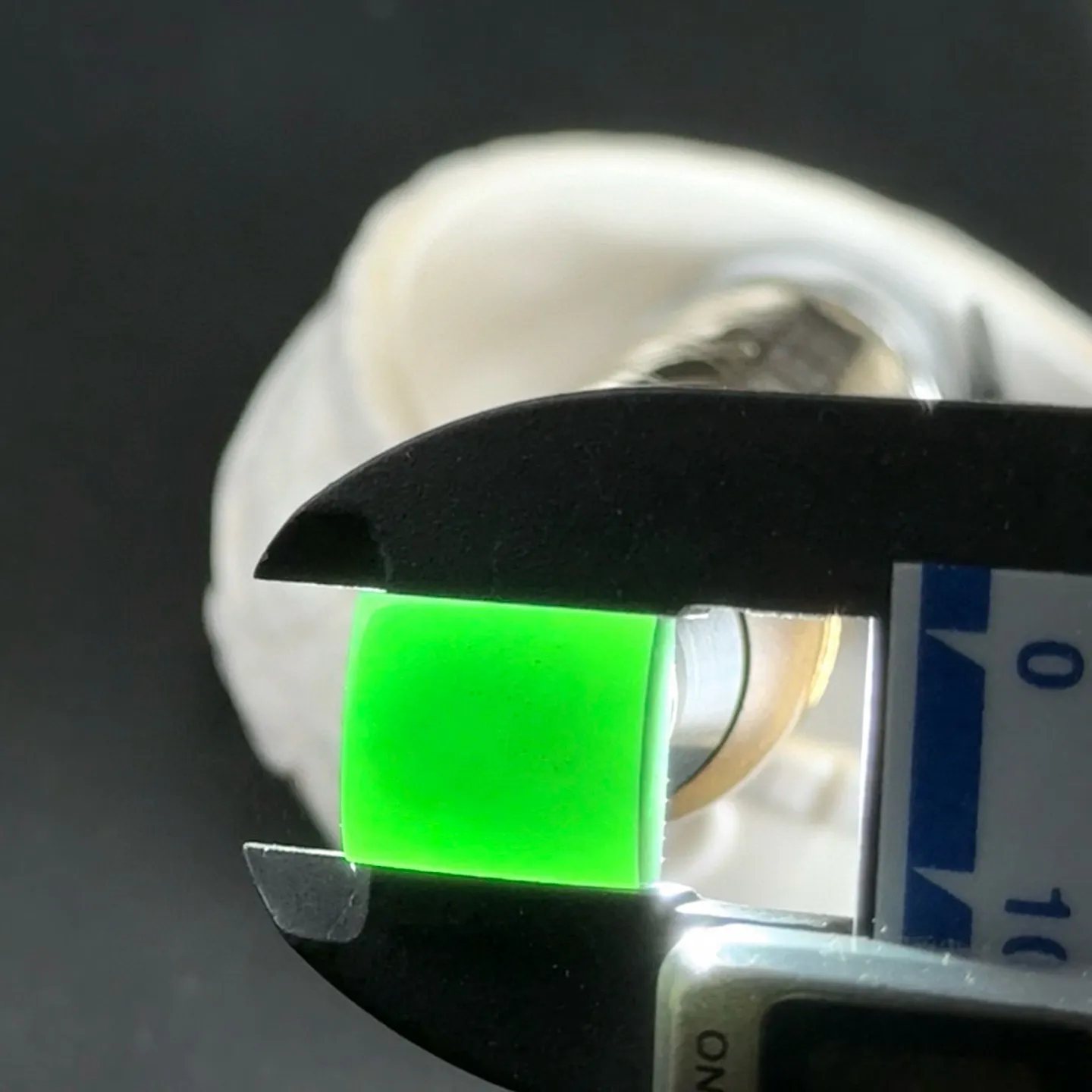 精品墨翠拱形戒面一枚 种好色正 黑度极好 打灯通透 油性十足 尺寸14