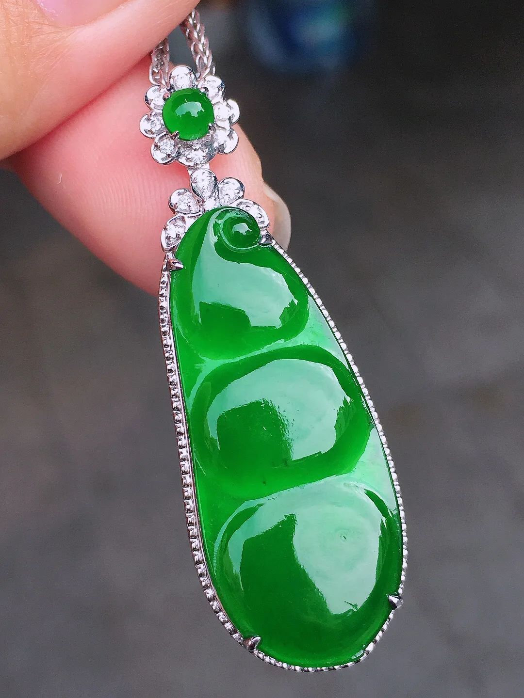 满绿福豆吊坠，色泽均匀浓郁，玉质细腻，荧光感超
强，饱满圆润，尽显优雅气质，18k
金豪华镶嵌