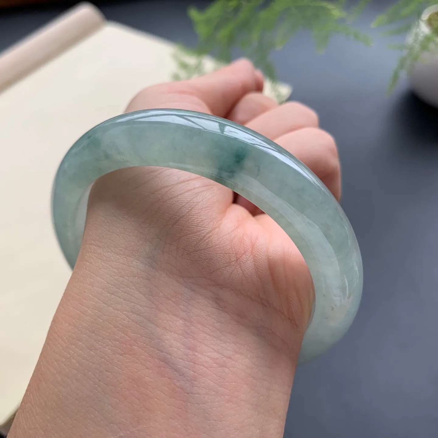 56.8圈口冰种飘花正圈手镯 尺寸：56.8-12.5-8，无纹裂，水润起胶，细腻光滑