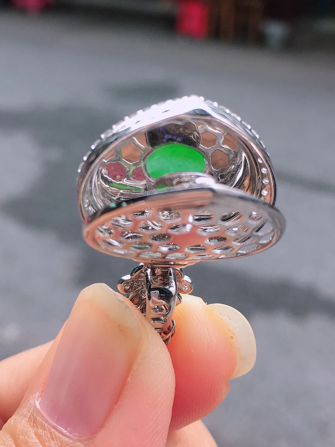 阳绿如意吊坠，色泽均匀艳丽，玉质细腻，荧光感超
强，饱满圆润，尽显优雅气质，18k
金豪华镶嵌