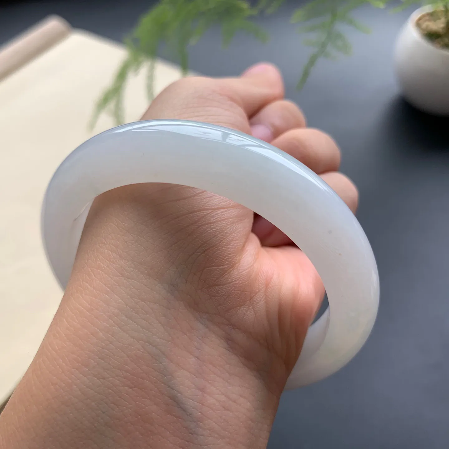 57.8圈口细糯正圈手镯 尺寸：57.8-12.2-9，无纹裂，白净光滑，细腻清爽