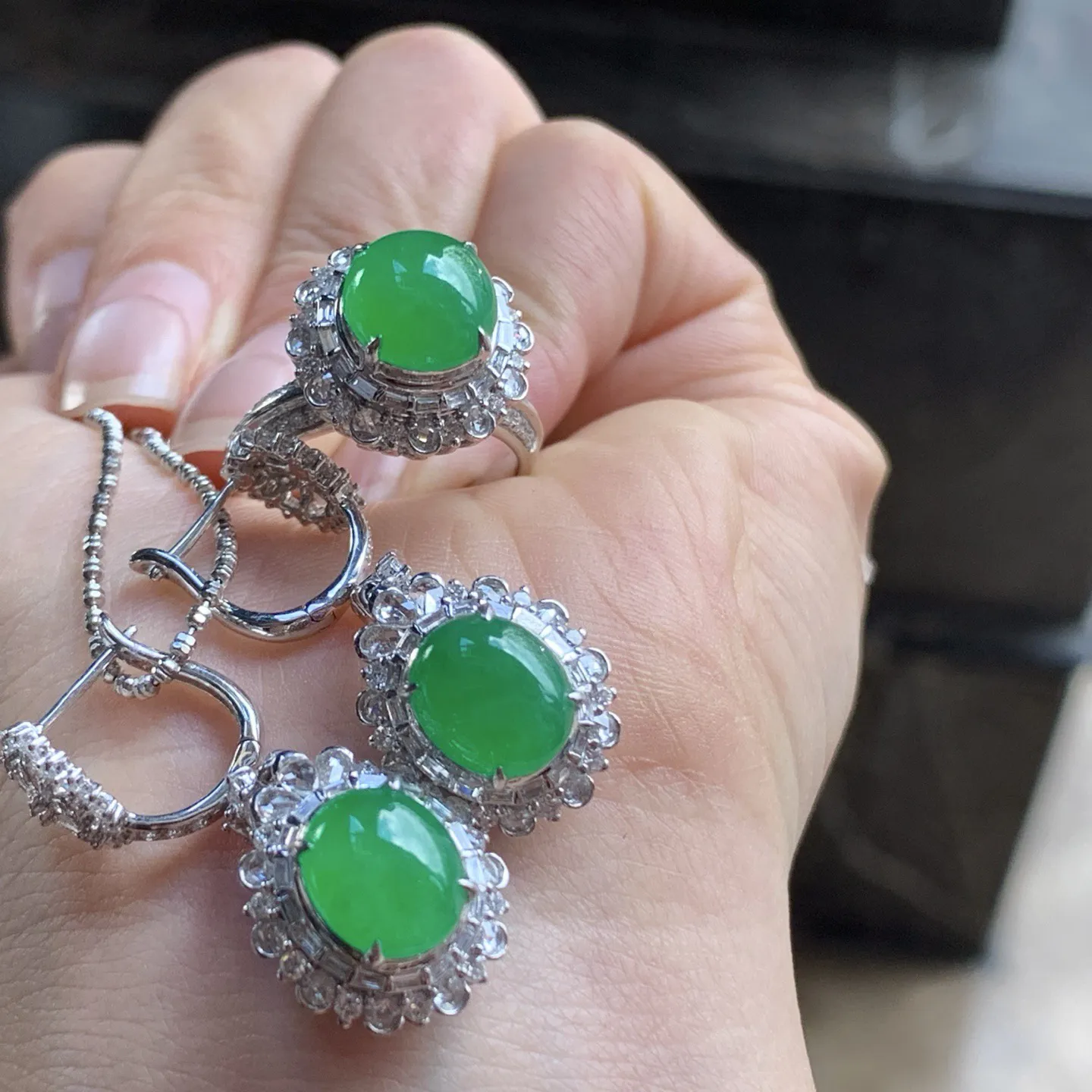 金钻镶嵌辣绿色耳环戒指一套^_^颜色鲜艳 玉质温润 细腻