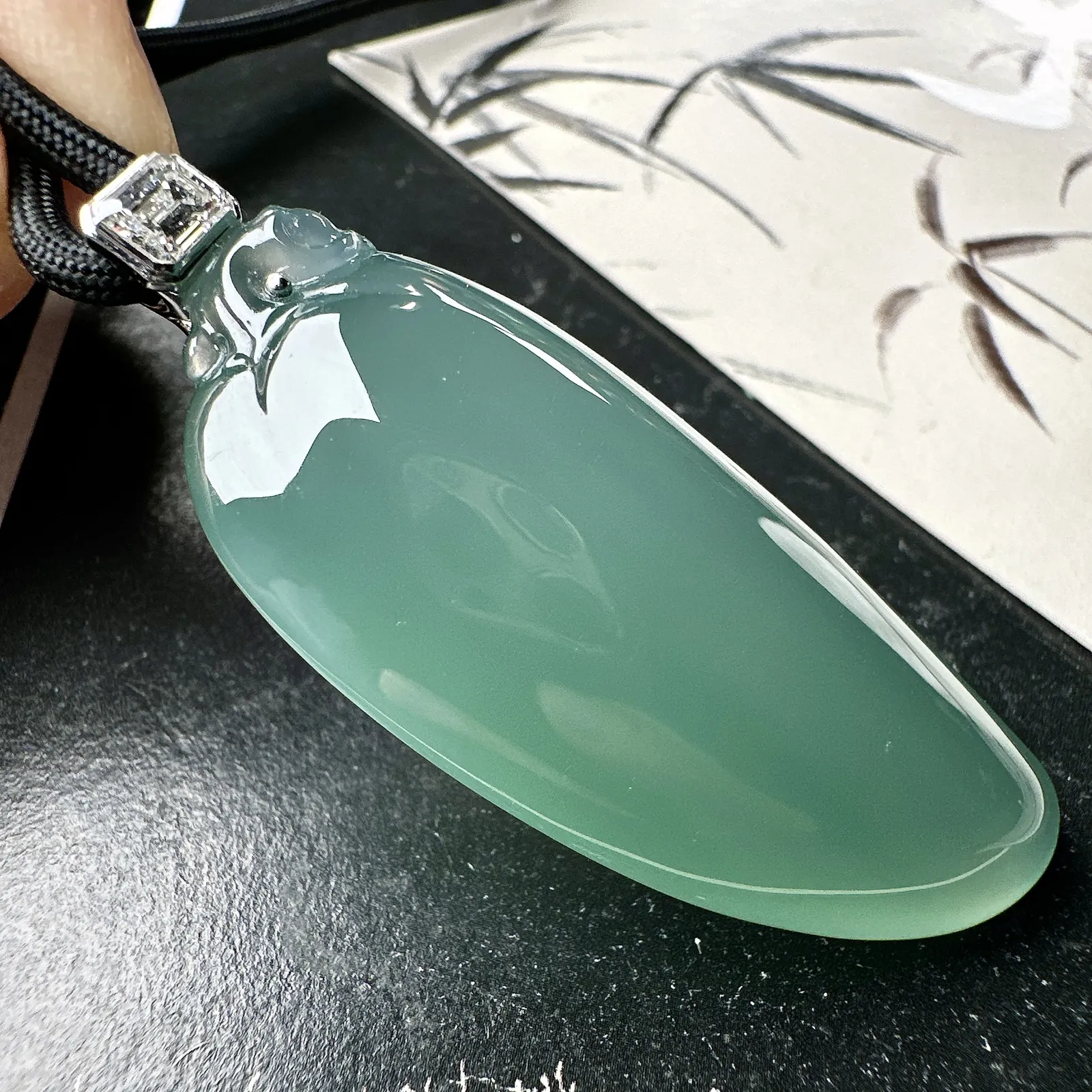 【冰种晴绿大福瓜】质地冰润细腻，种老起光，收藏品质，18K金钻镶嵌，裸石尺寸48.9*21.5*11.7毫米