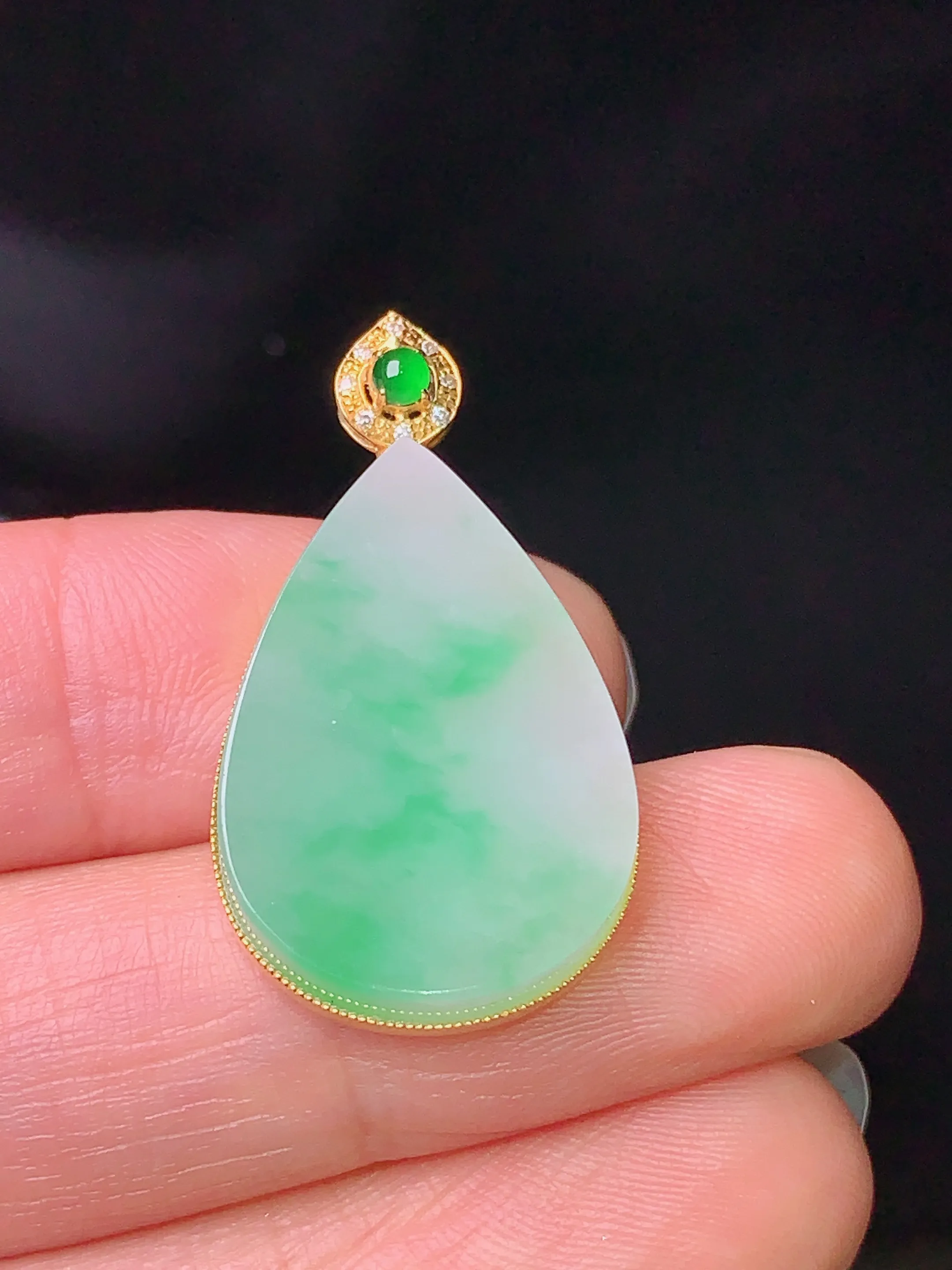 18k金钻镶嵌飘绿水滴吊坠 玉质细腻 色泽清新艳丽 整体尺寸30*16.3*4