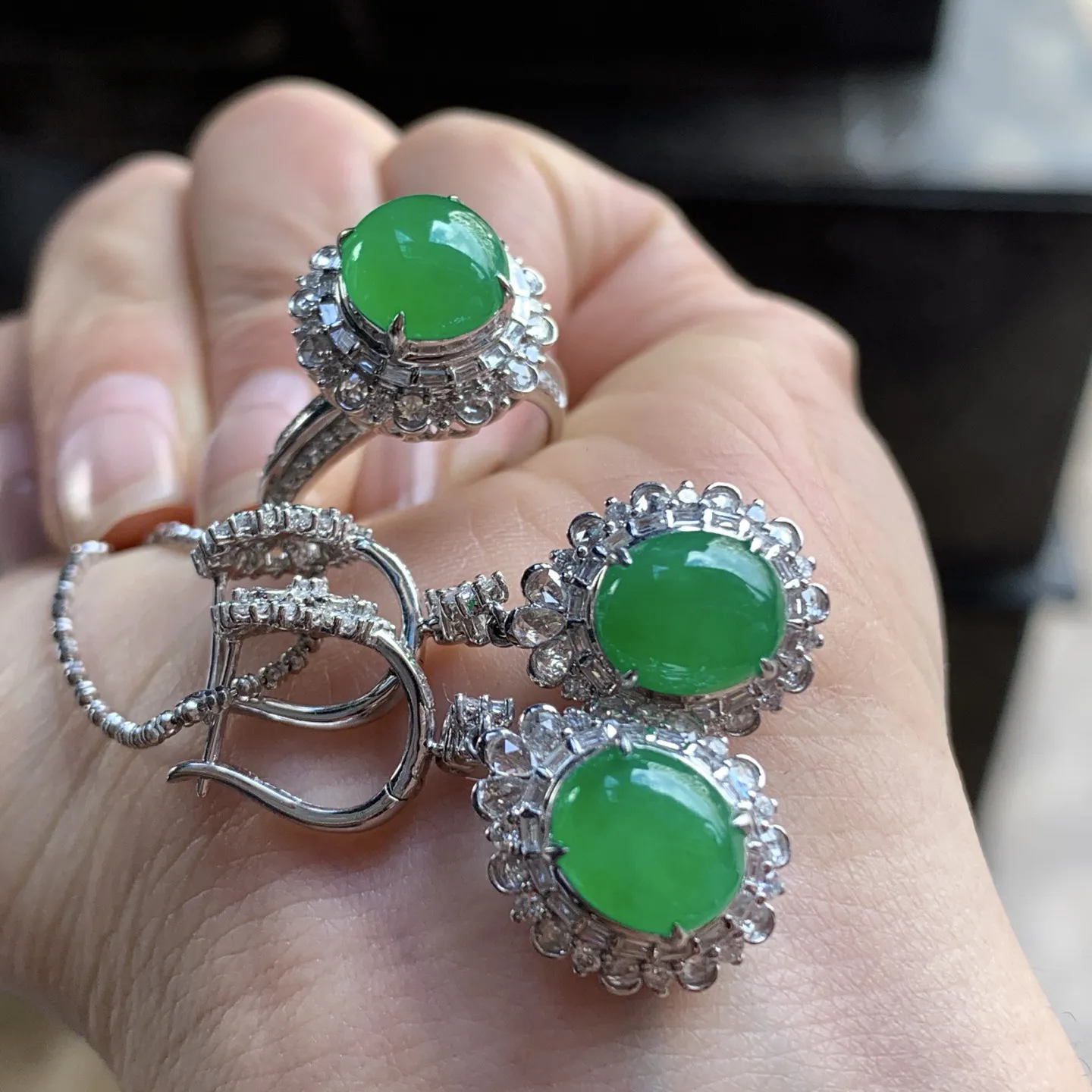 金钻镶嵌辣绿色耳环戒指一套^_^颜色鲜艳 玉质温润 细腻