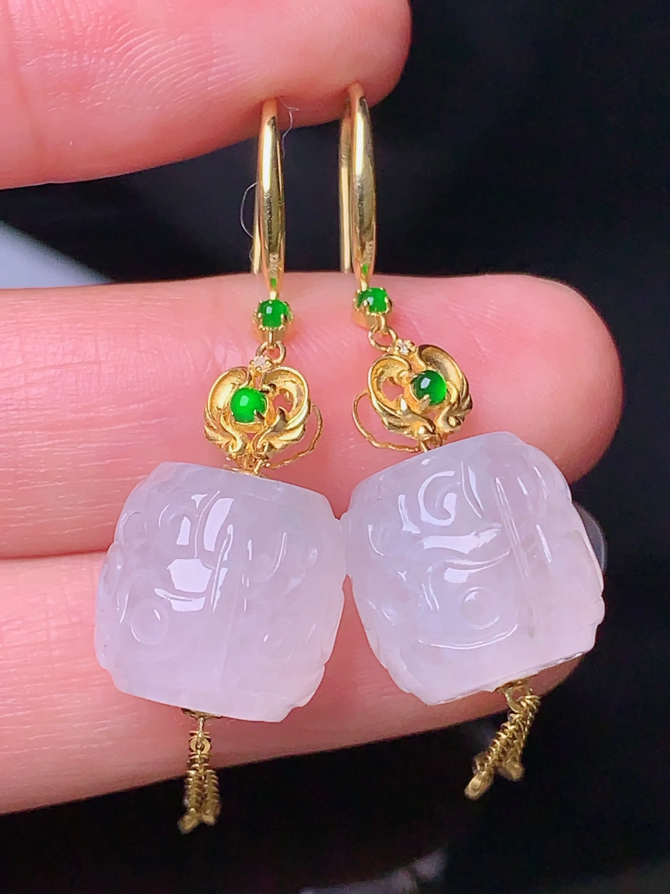 18k金镶嵌雕花路路通耳坠 玉质细腻 色泽清新艳丽 整体尺寸12.5*12.5*12