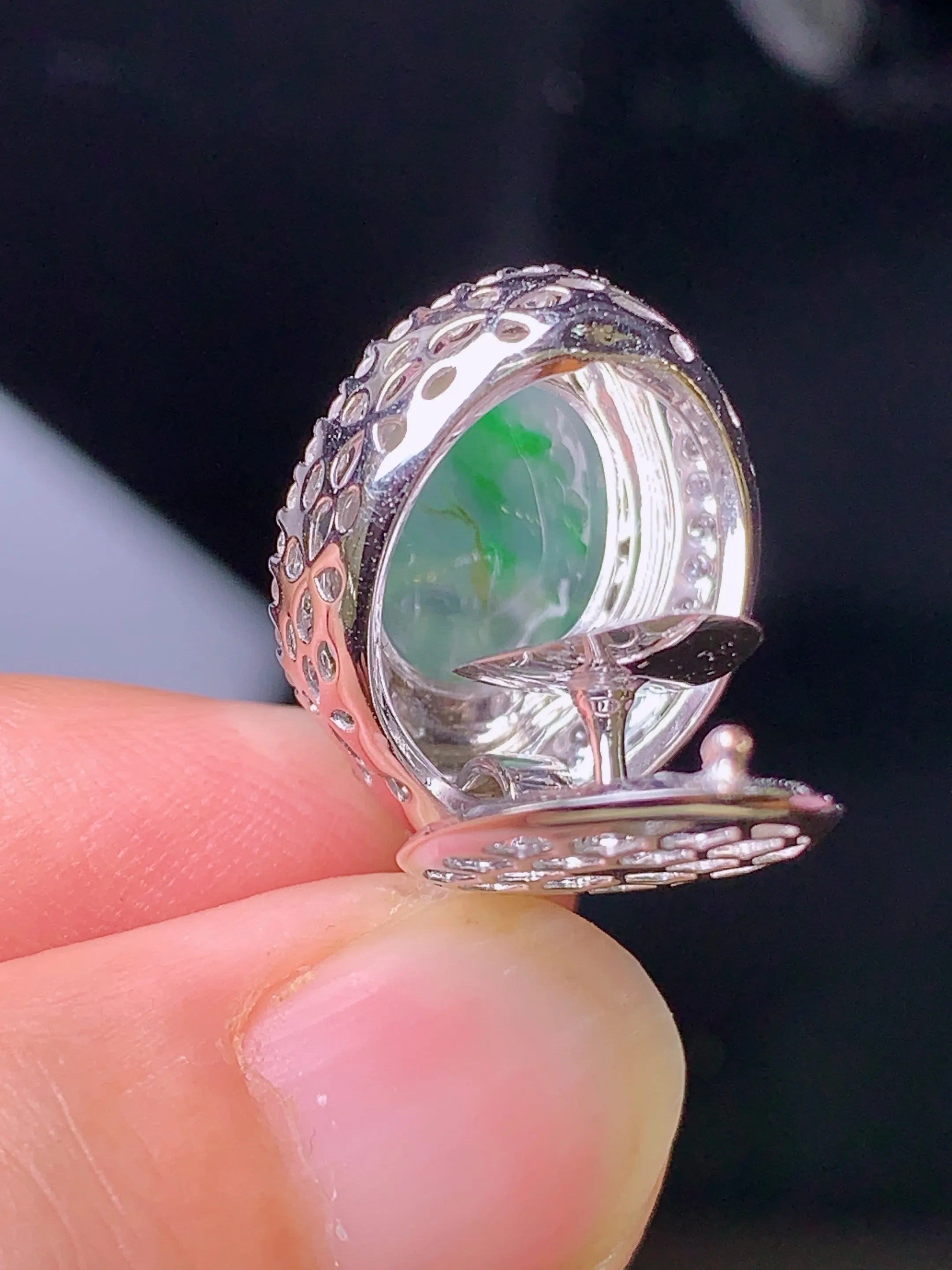 18k金钻镶嵌冰种飘绿佛公吊坠 玉质细腻 色泽清新艳丽 整体尺寸24.5*14.3*10.2