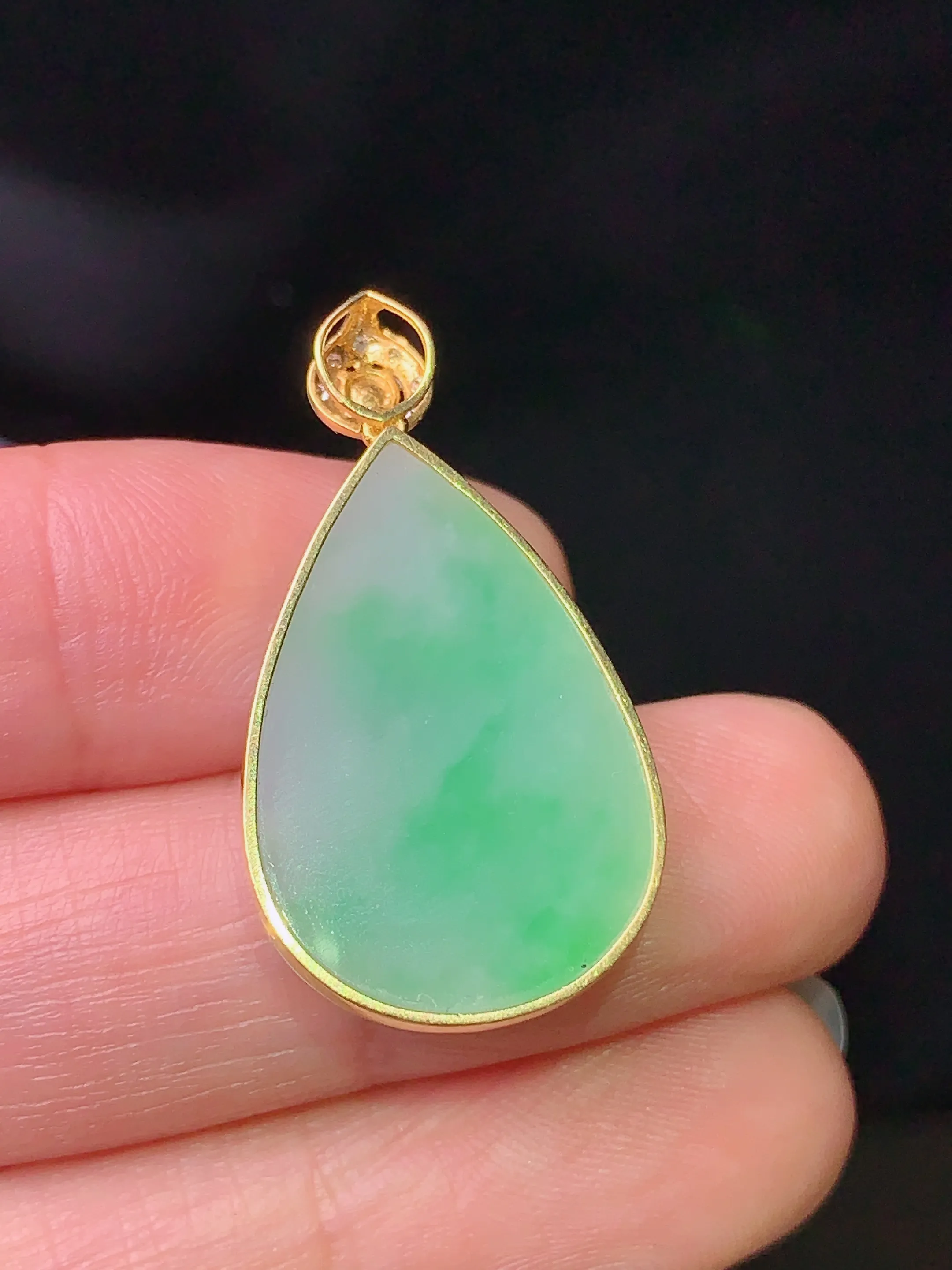 18k金钻镶嵌飘绿水滴吊坠 玉质细腻 色泽清新艳丽 整体尺寸30*16.3*4