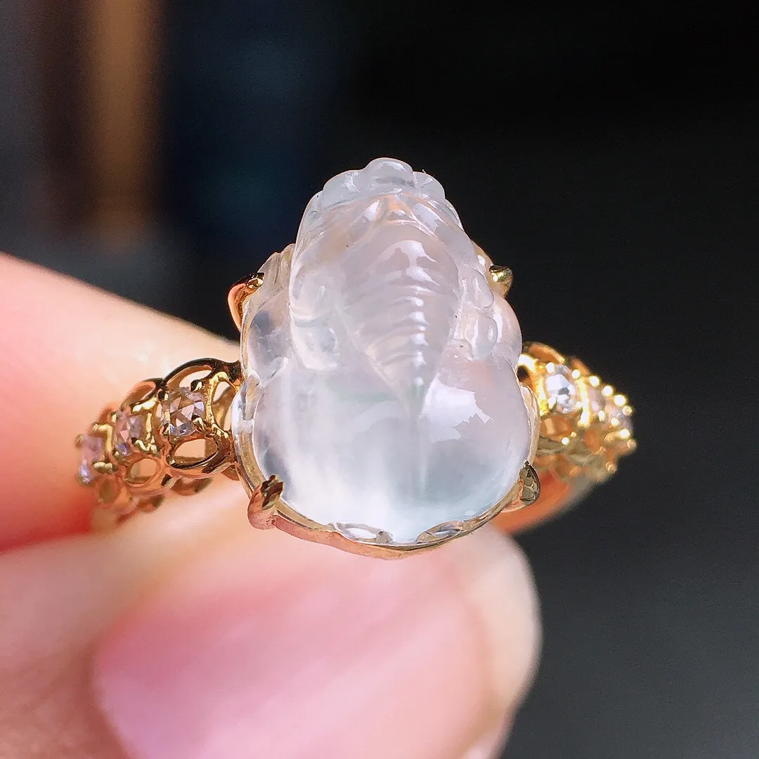 冰种貔貅戒指，玉质细腻，荧光感超
强，饱满圆润，尽显优雅气质，18k
金豪华镶嵌