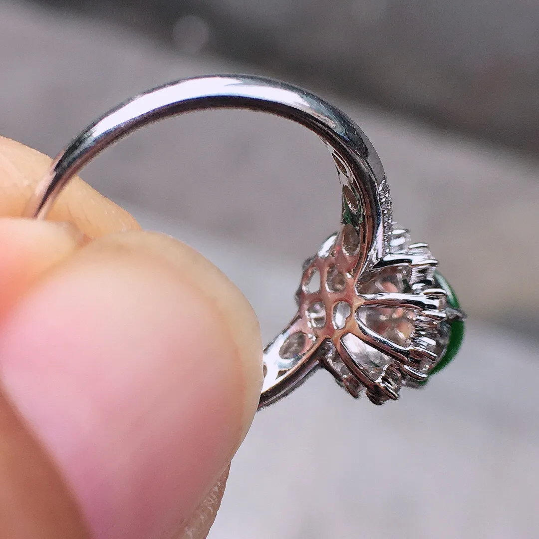 阳绿蛋面戒指，色泽均匀艳丽，玉质细腻，荧光感超
强，饱满圆润，尽显优雅气质，18k
金豪华镶嵌