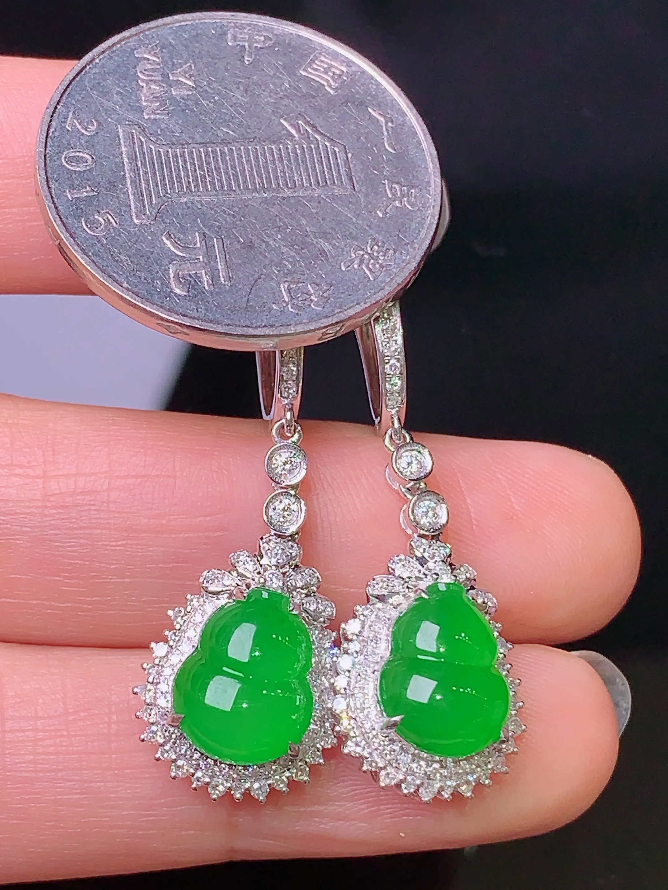 18k金钻镶嵌满绿葫芦耳坠 玉质细腻 色泽清新艳丽 整体尺寸37.5*12.6*8.5