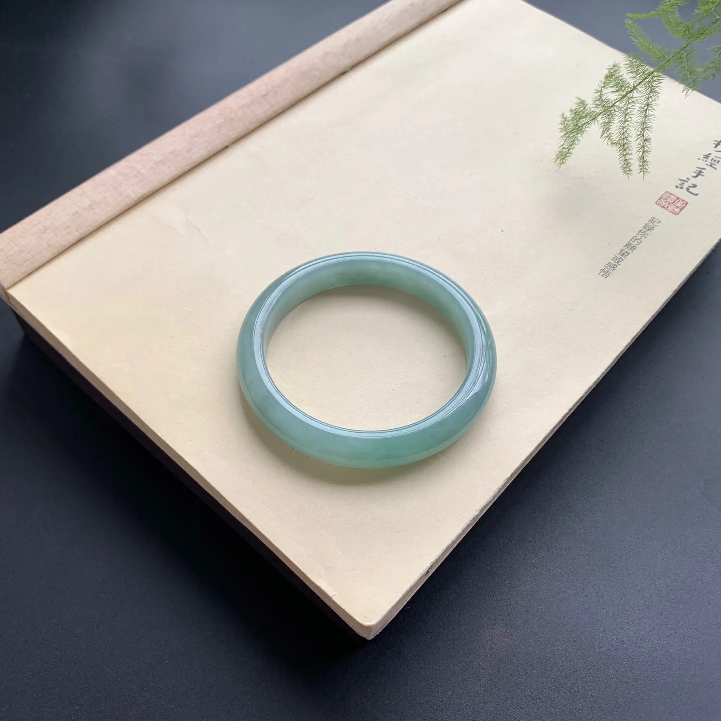 60.5圈口油绿正圈手镯 尺寸：60.5-11.3-9，无纹裂，细腻光滑，色泽均匀