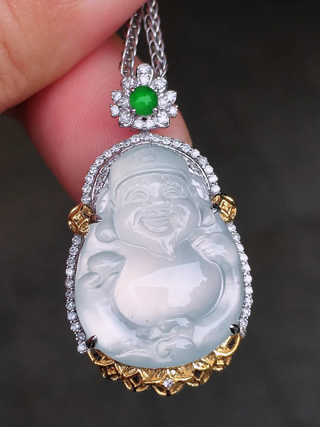 冰种【财神爷】吊坠，玉质细腻，荧光感超
强，饱满圆润，尽显优雅气质，18k
金豪华镶嵌