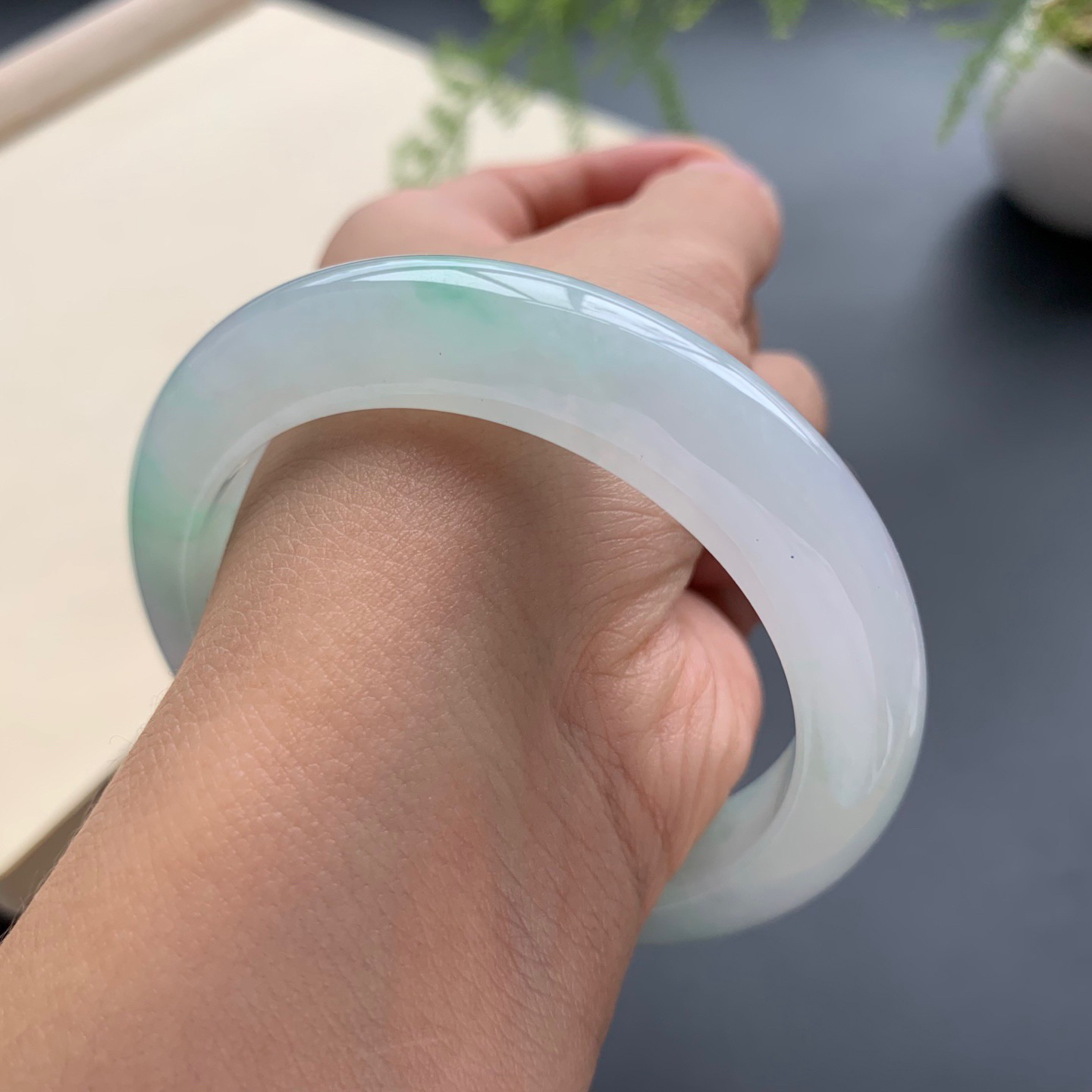 54.2.圈口飘绿正圈手镯 尺寸：54.2-11.5-9.2，无纹裂，水润细腻，版型厚装