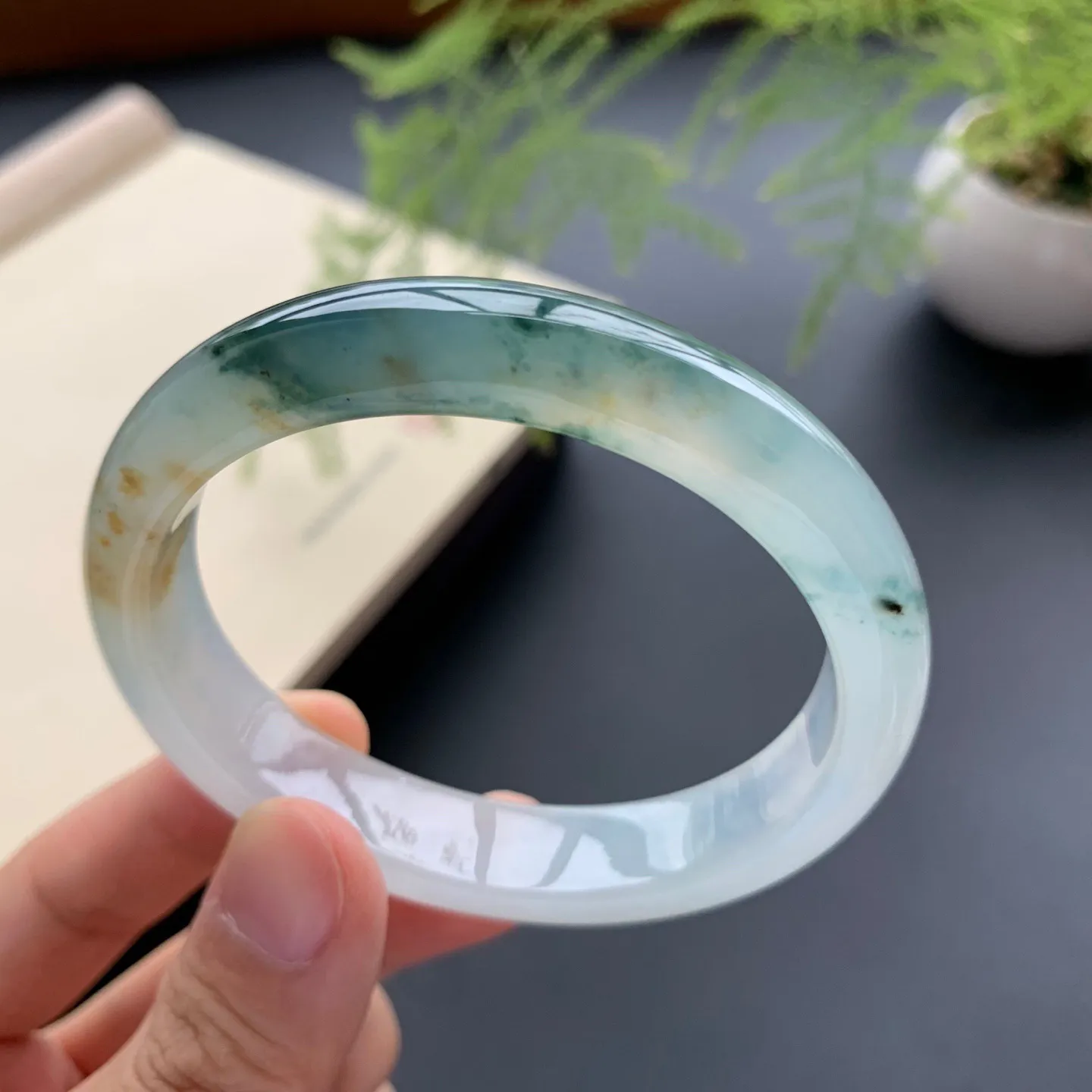 54.3圈口冰种飘花贵妃手镯 尺寸：54.3-46.8-11.5-7.5，无纹裂，水润起胶，花色浓