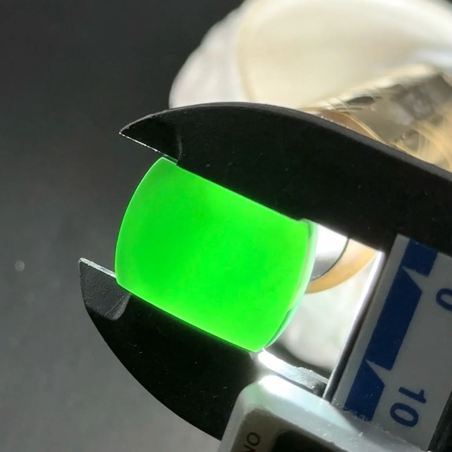 墨翠马鞍戒面一枚 种好色正 黑度极好 打灯通透 油性十足 尺寸19.8