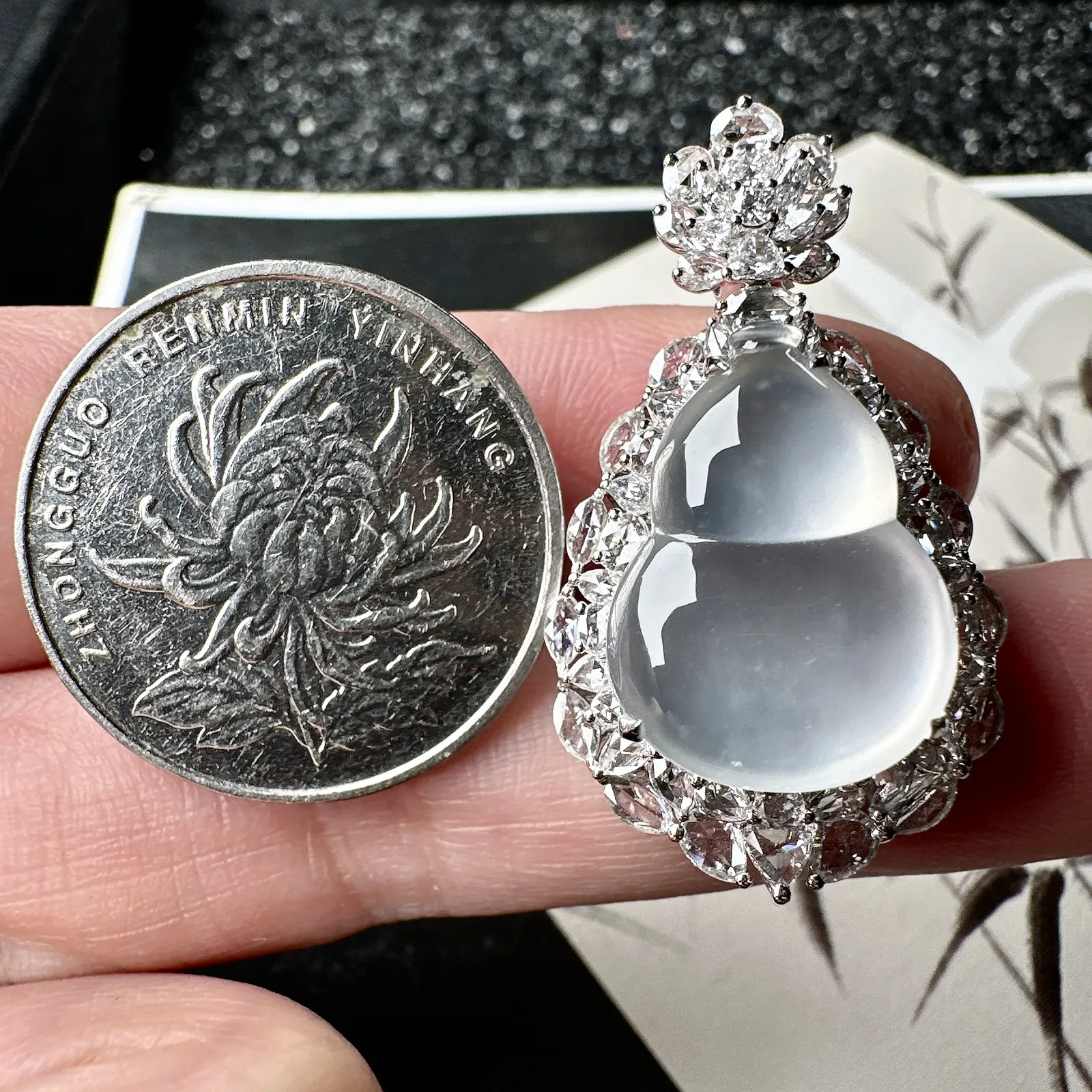 【玻璃种葫芦吊坠】质地细腻清爽，荧光感强烈，起刚光强烈，18K金钻镶嵌，裸石尺寸18.2*13.4*4毫米