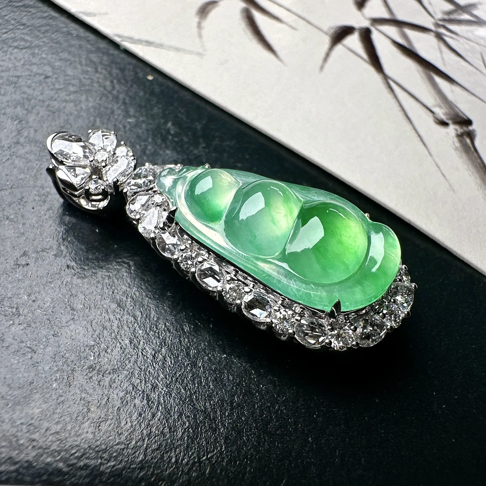 【冰种绿福豆吊坠】种地上乘，冰感十足，通透起光，饱满圆润，18k金钻镶嵌，裸石尺寸21.9*11.7*4.8毫米。