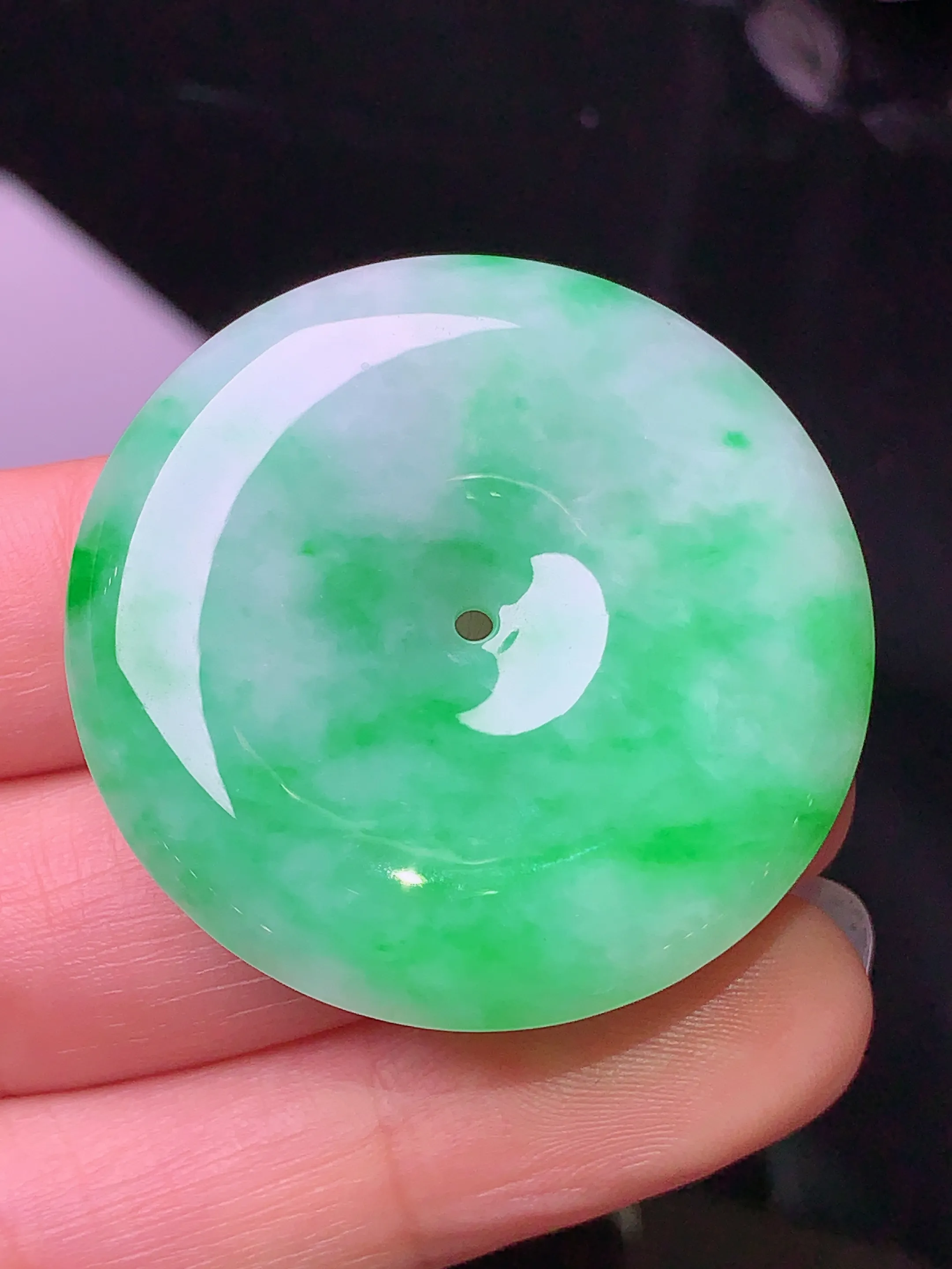 翠绿平安扣吊坠 玉质细腻 色泽清新艳丽 整体尺寸36.6*6