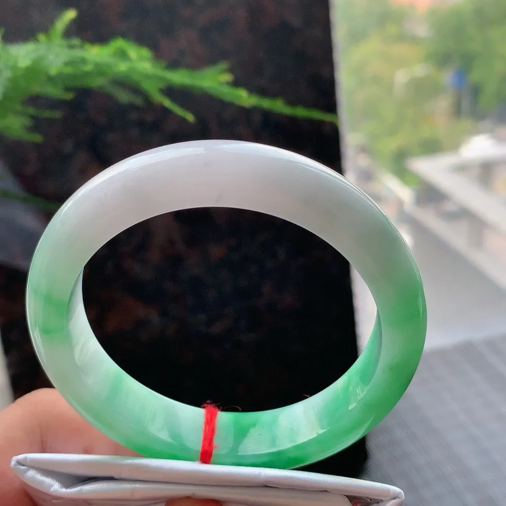 正圈冰糯阳绿 无瑕 尺寸:56.4/12.7/8.4 色阳