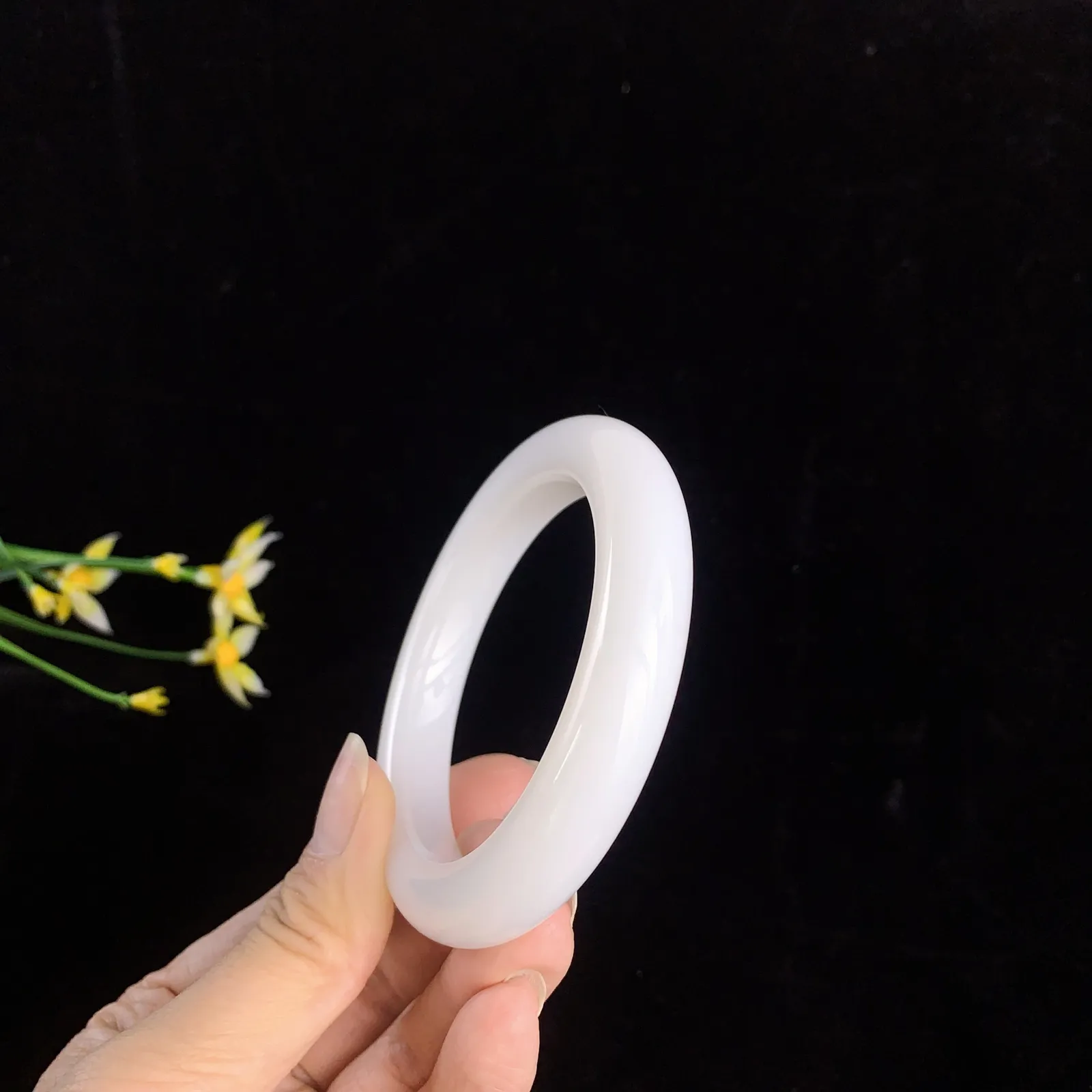 和田玉56圈口羊脂白玉手镯，圈口56宽12.5厚10.3左右，玉质细腻油润 底色纯净 无裂无杂 脂粉