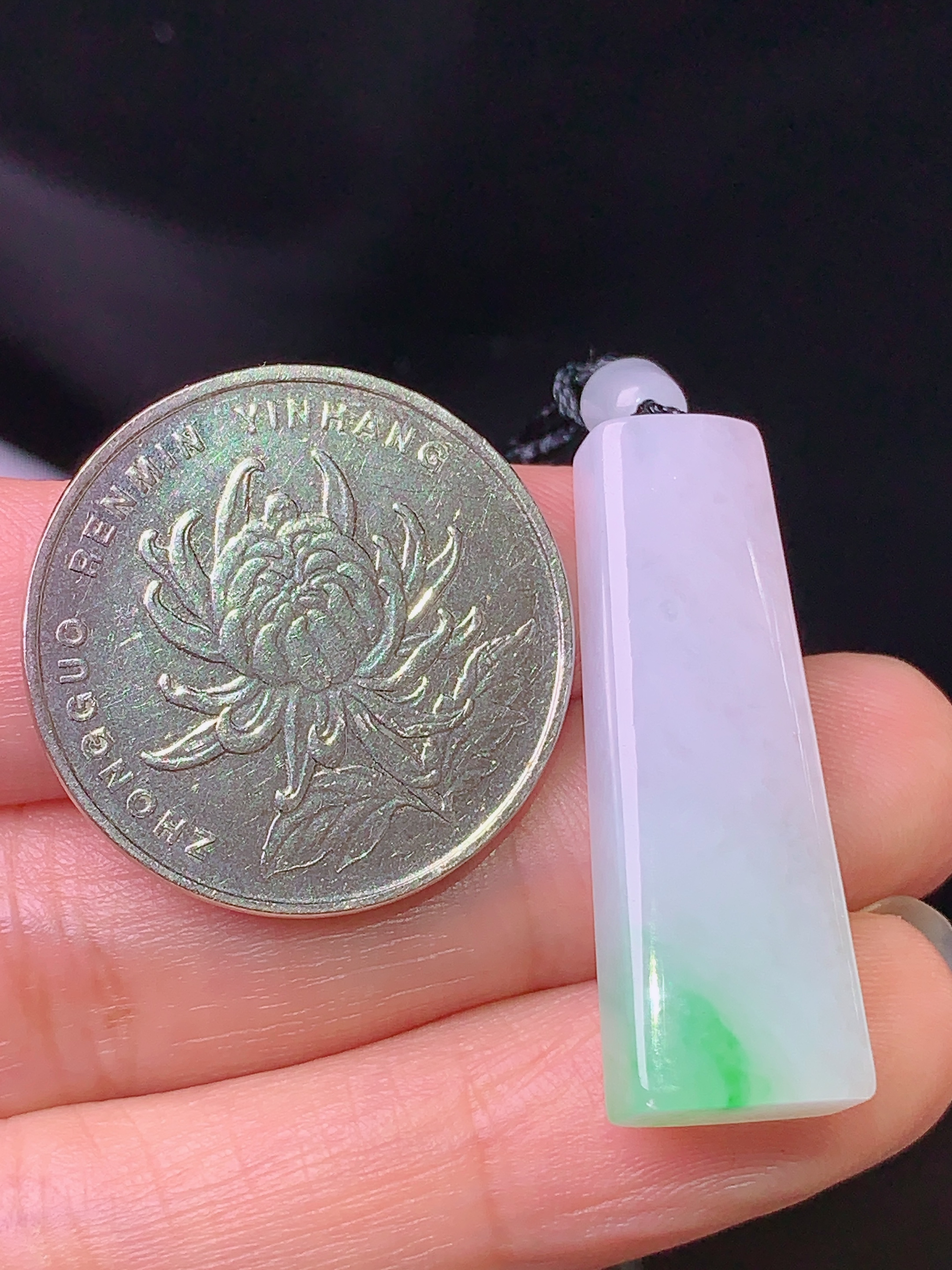 飘绿无事牌吊坠 玉质细腻 色泽清新艳丽 整体尺寸32.2*11*6.2