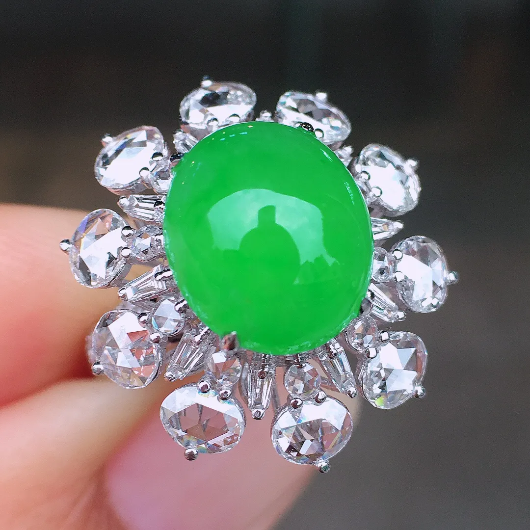 阳绿蛋面戒指，色泽均匀艳丽，玉质细腻，荧光感超
强，饱满圆润，尽显优雅气质，18k
金豪华镶嵌