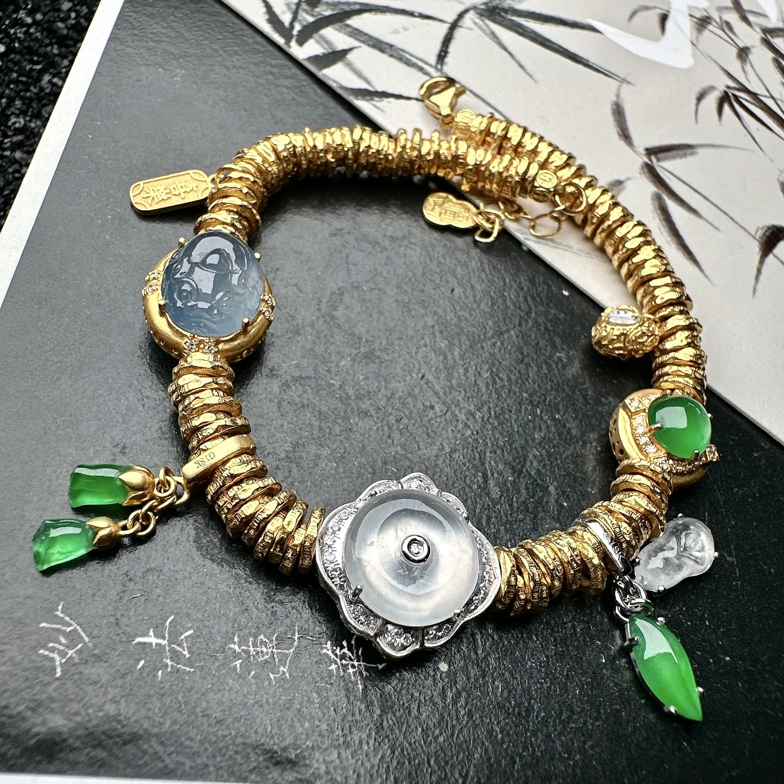 【冰种多种元素盘缠手链】颗颗冰透，饱满圆润，光泽闪耀，流行款，18K金钻镶嵌，其中一颗裸石尺寸10.