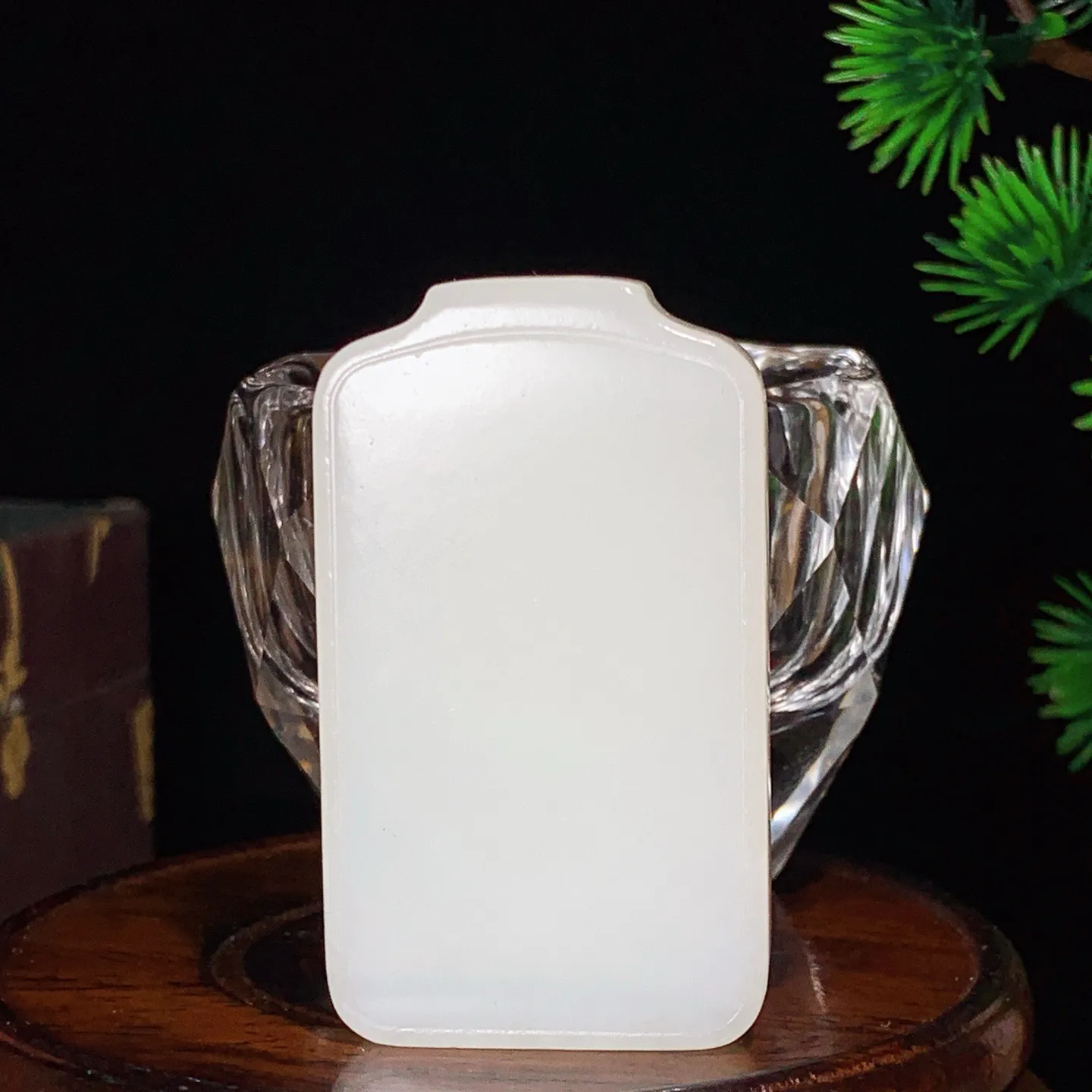 和田玉羊脂白平安无事牌子挂件。尺寸59/34/9重50.5克。玉质细腻油润。手推出油。佩戴高端典雅。