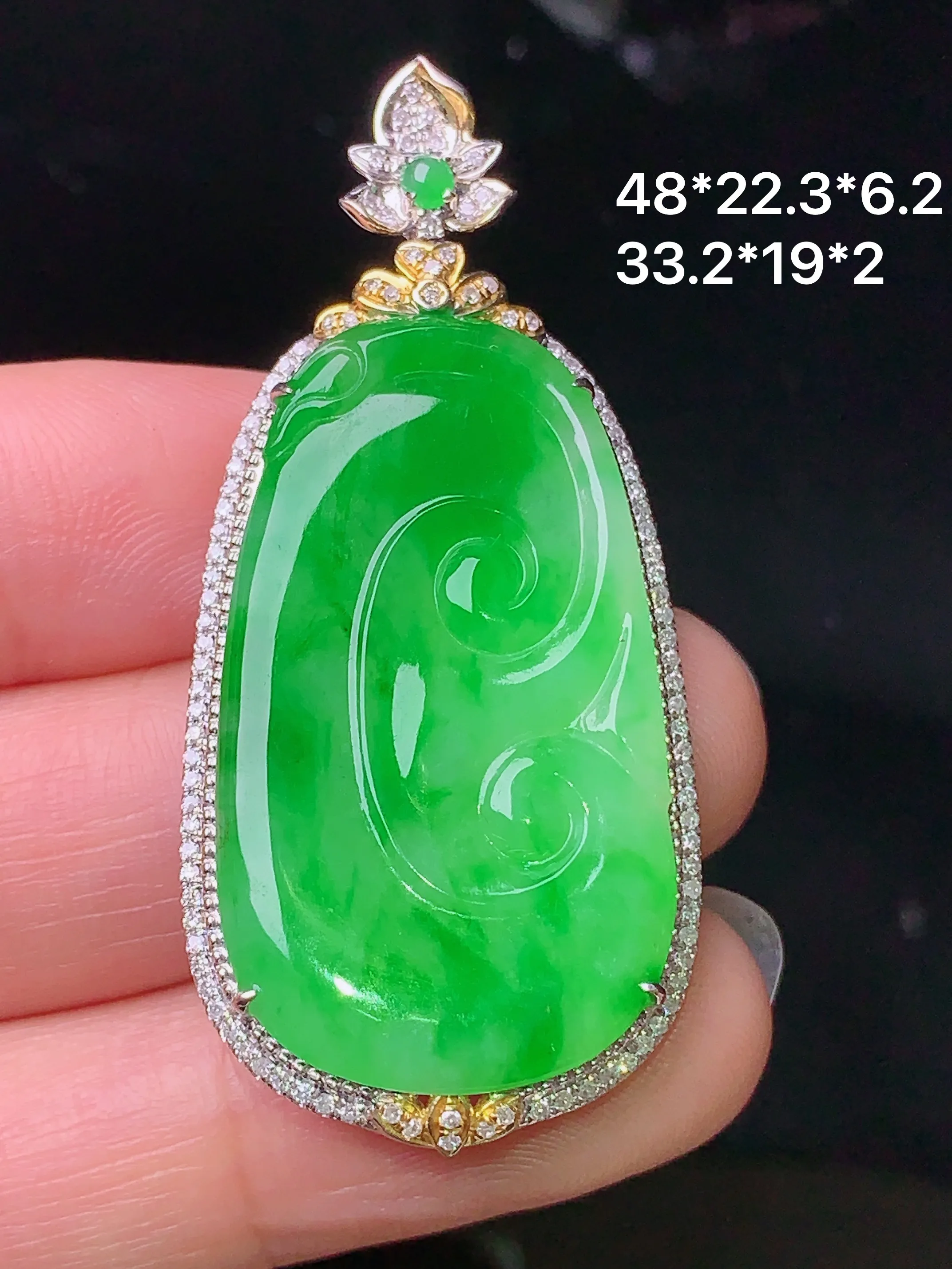 18k金钻镶嵌翠绿如意吊坠 玉质细腻 色泽清新艳丽 整体尺寸48*22.3*6.2