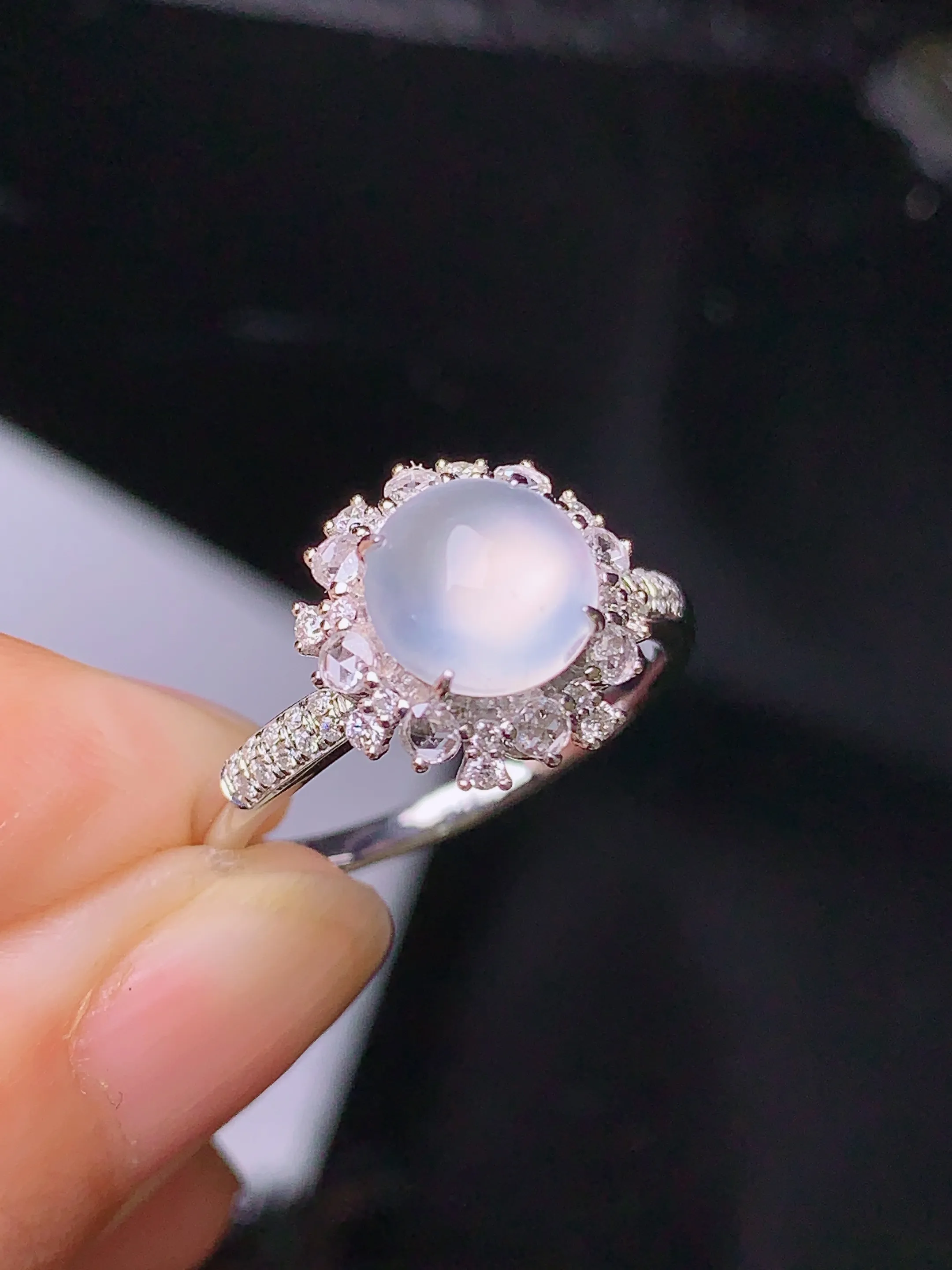 18k金钻镶嵌冰种蛋面戒指 玉质细腻 色泽清新艳丽 圈口13 整体尺寸11*8.8