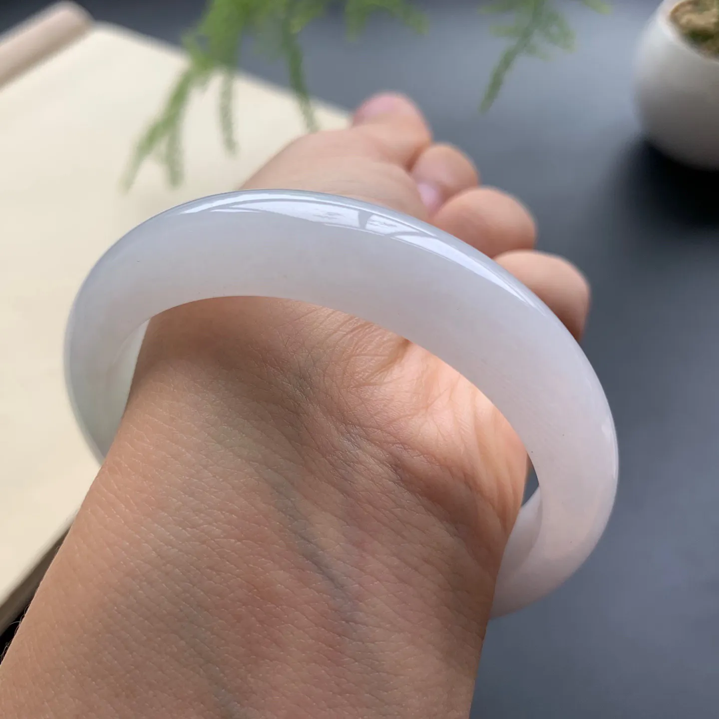 54.6圈口细糯正圈手镯 尺寸：54.6-12.5-8，无纹裂，细腻釉洁，清爽干净