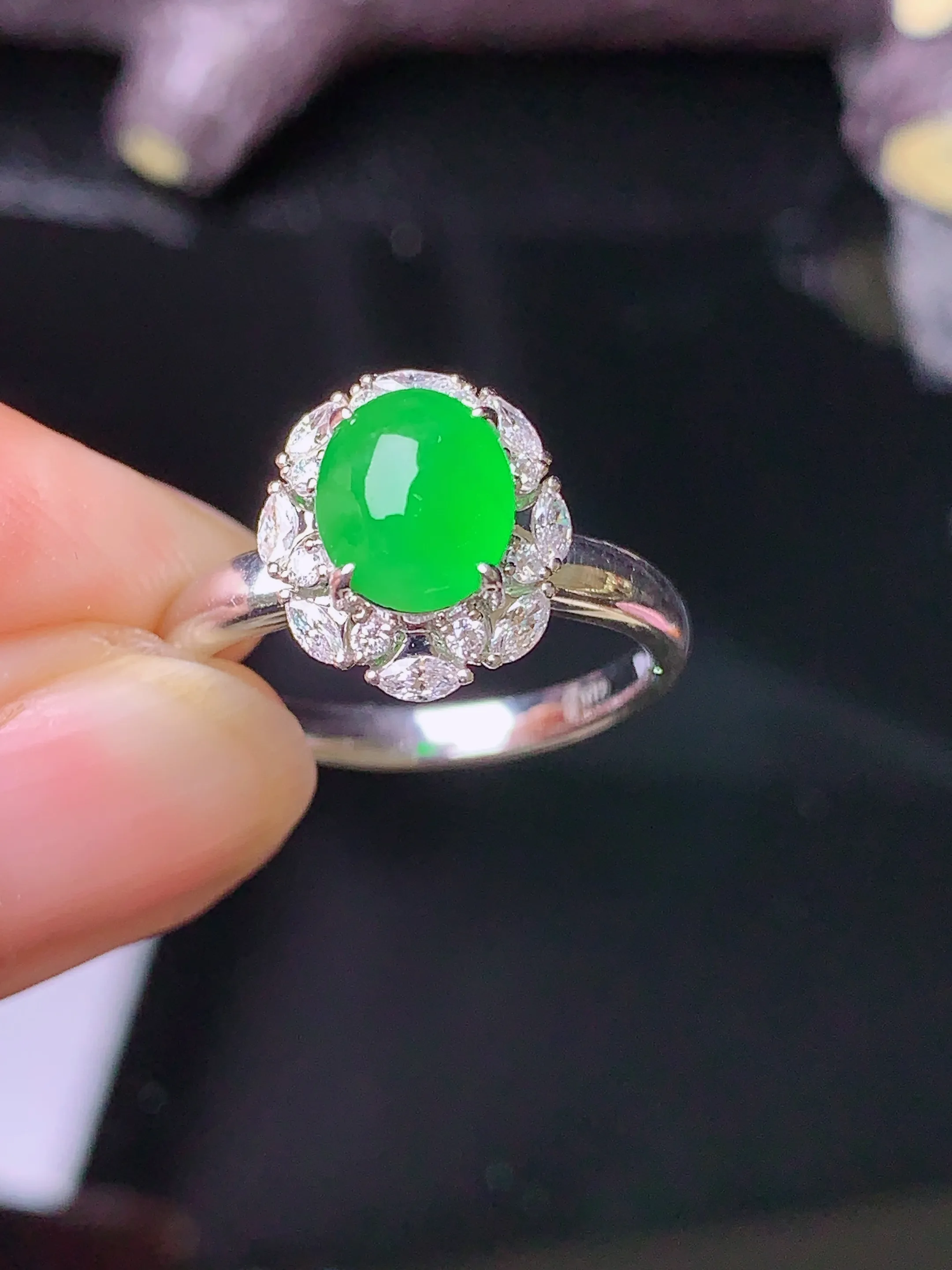 18k金钻镶嵌满绿蛋面吊坠 玉质细腻 色泽清新艳丽 圈口14 整体尺寸11.7*10.5*9.2