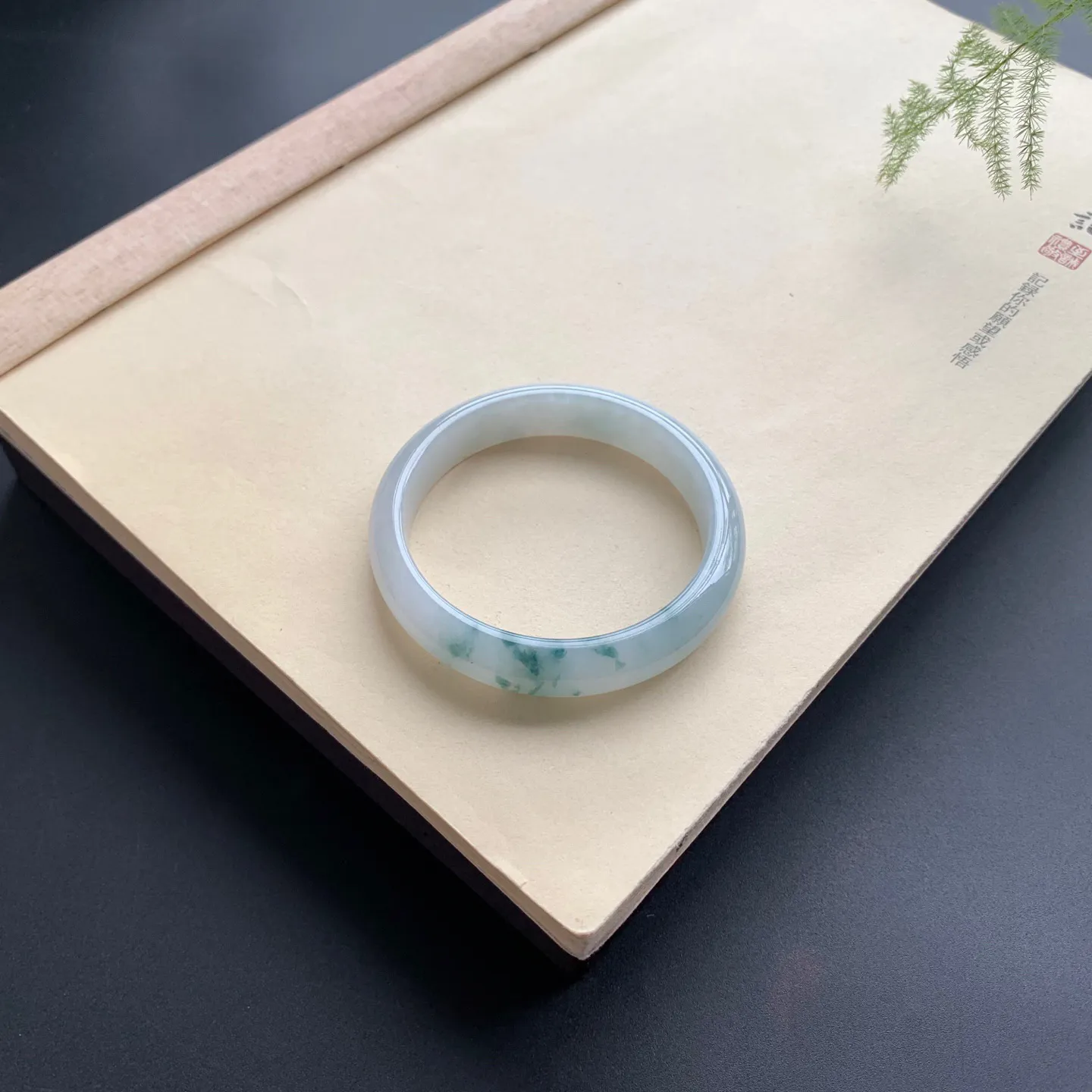 52圈口飘花正圈手镯 尺寸：52-11.3-7，无纹裂，细腻光滑，花色飘逸