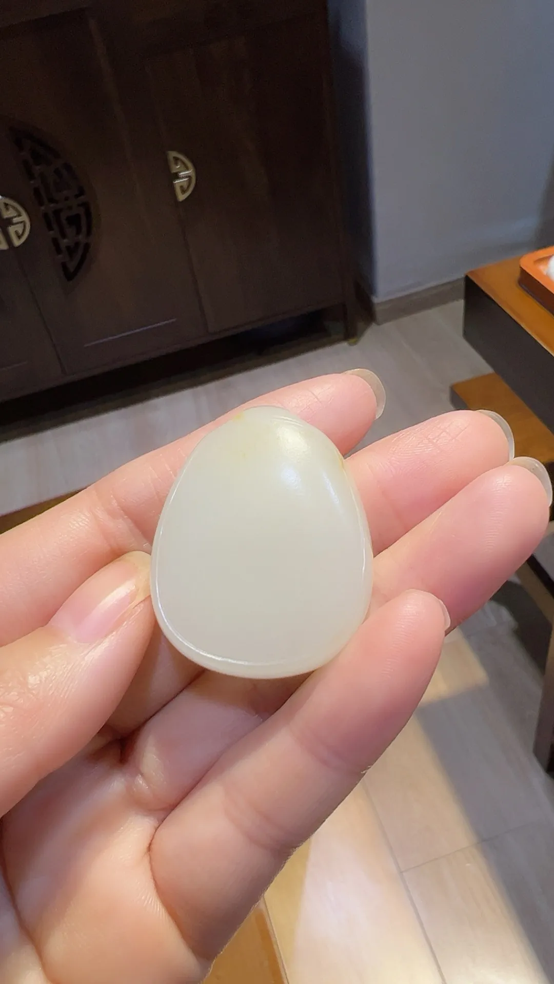 籽料｜油膏料｜平安牌
自戴品质 白细油 女士超级推荐哦

重24.8克 尺寸36*29*12.5m m