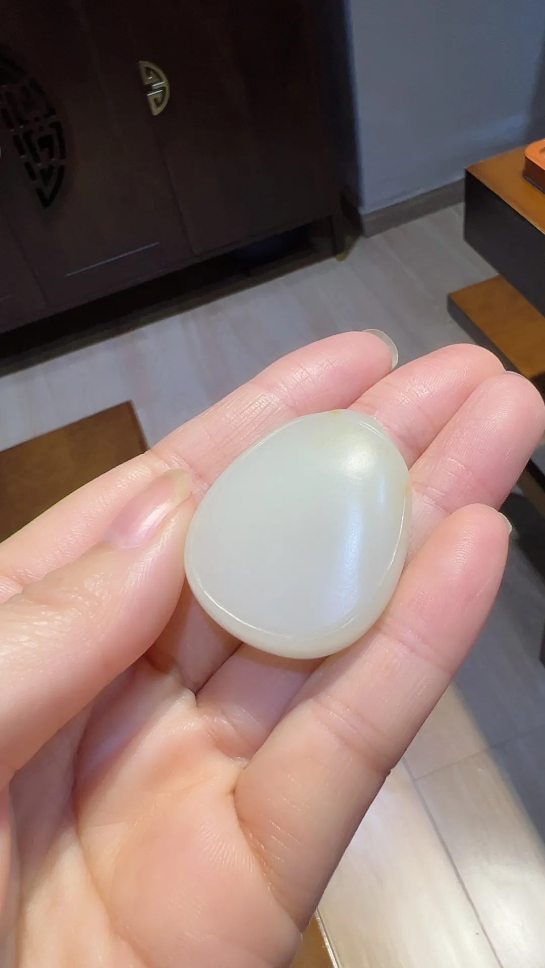 籽料｜油膏料｜平安牌
自戴品质 白细油 女士超级推荐哦

重24.8克 尺寸36*29*12.5m m