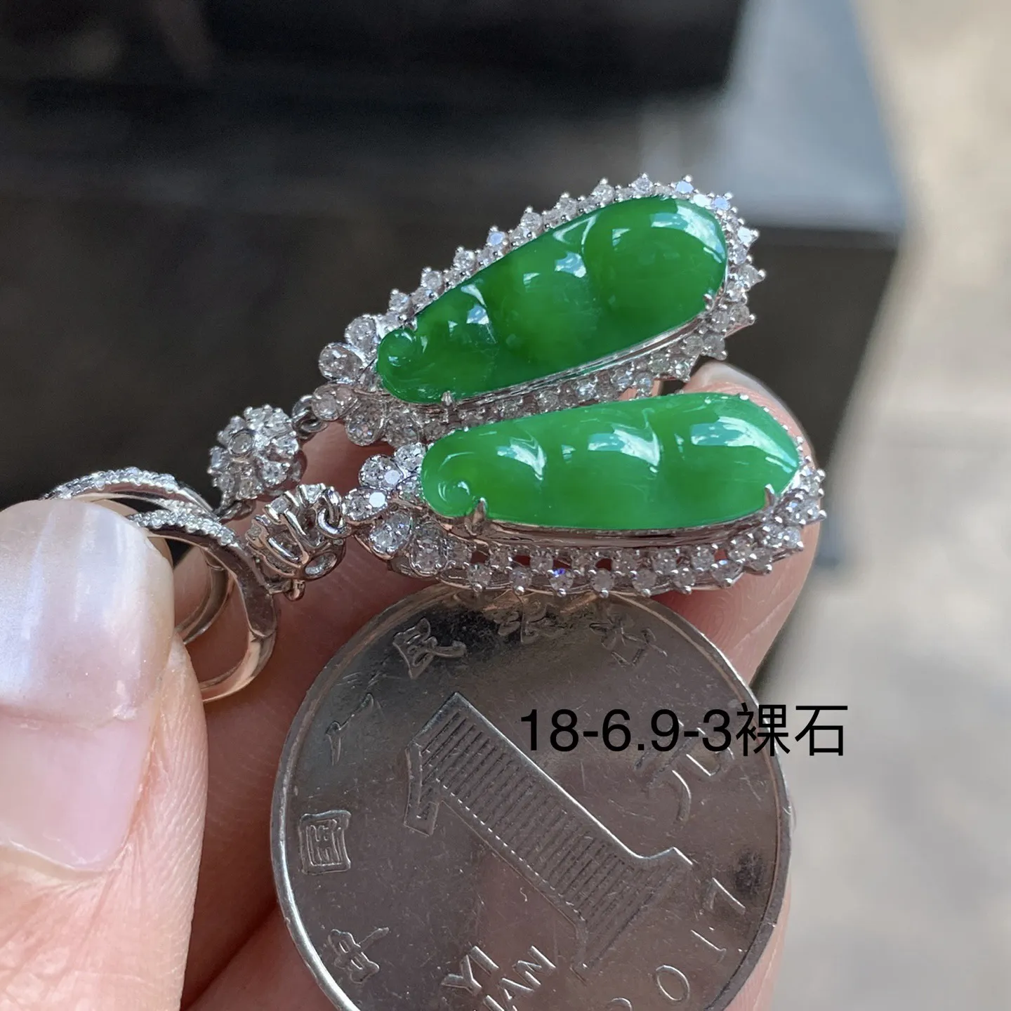 金钻镶嵌辣绿色豆子耳环^_^颜色浓郁 鲜艳