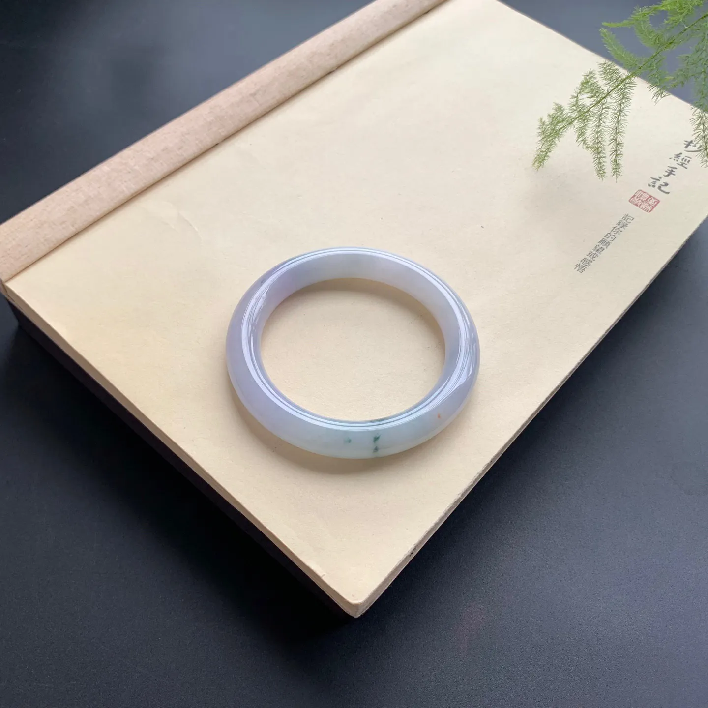 58圈口飘花圆条手镯 尺寸：58-11-10.8，细腻光滑，花色飘逸