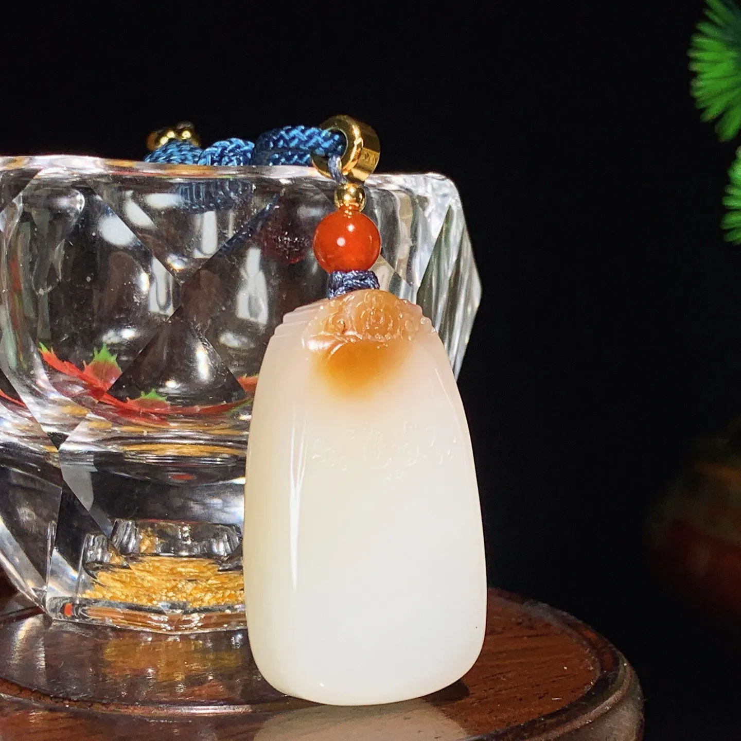 新疆且末糖羊脂白平安无事牌挂件。尺寸37/22/12重24.5克。白度一级。玉质细腻油润。手推出油。佩戴高端典雅。lt251031