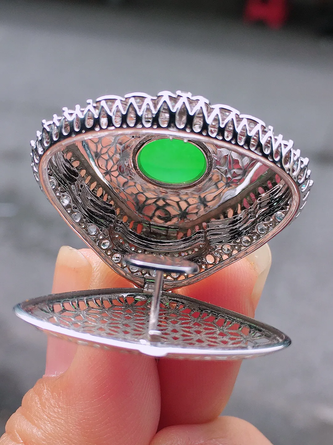 阳绿佛公吊坠，色泽均匀艳丽，玉质细腻，荧光感超
强，饱满圆润，尽显优雅气质，18k
金豪华镶嵌