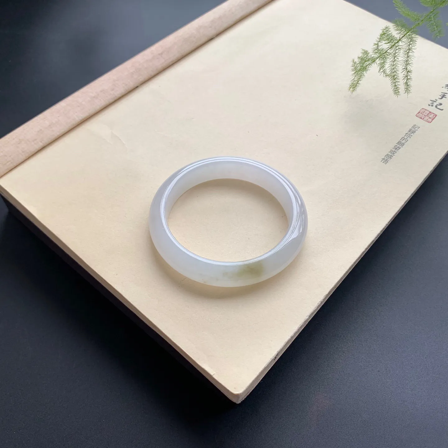 55圈口糯冰正圈手镯 尺寸：55-12-8.2，无纹裂，细腻光滑，清爽干净