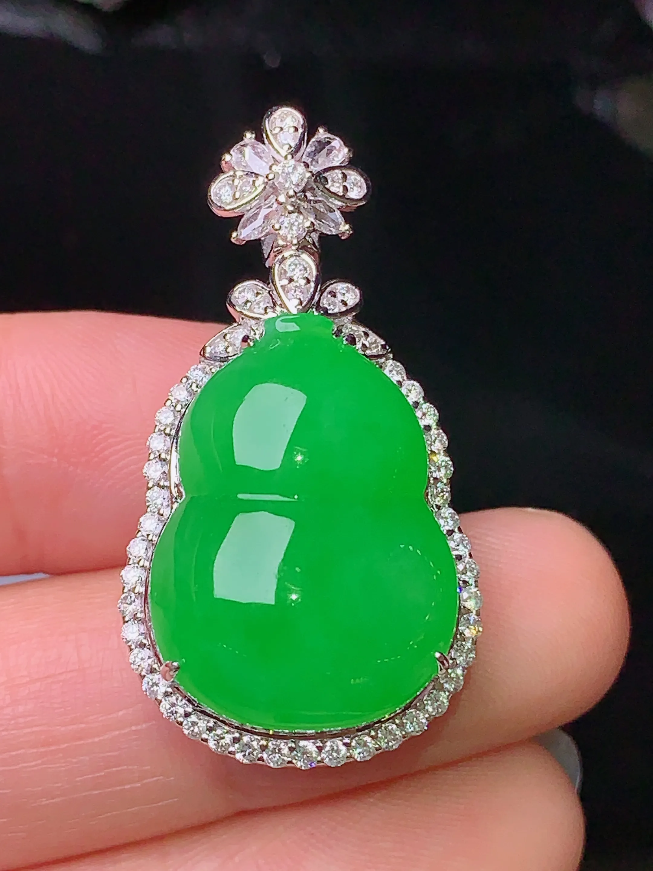 18k金钻镶嵌满绿葫芦吊坠 玉质细腻 色泽清新艳丽 整体尺寸34.5*18.5*13.5